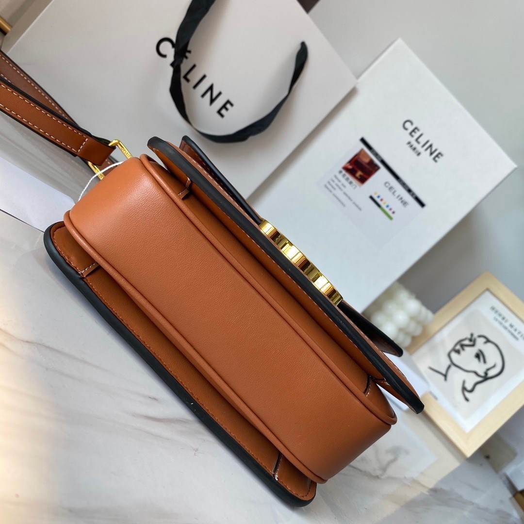 พร้อมส่งรุ่นขายดี!! CELINE CROSSBODY VIP GIFT WITH PURCHASE GWP กระเป๋าพรีเมี่ยมกิ๊ฟ Limited จาก PARFUME DUTYFREE COUNTER สวยอยู่ทรงเปิดปิดด้วยตัวล้อคด้านหน้า ภายในมีช่องใส่ของหลัก พร้อมช่องซิป ใส่กระเป๋าสตางค์กลาง + มือถือได้ ทรงนี้กำลังมาแรงมาก แมชต์ลุค