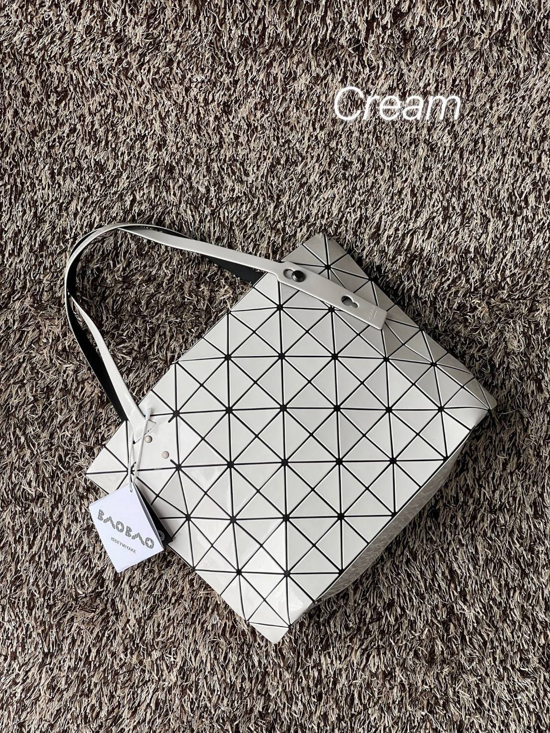 Bao Bao Issey Miyake ROCK MATTE ซีรีส์นี้จะเป็นทรงสี่เหลี่ยมผืนผ้า มีซิปปิดด้านบน ถือเป็นรุ่นที่เหมาะกับการใช้งานในชีวิตประจำวัน สามารถพับมุมและบริเวณด้านล่างของกระเป๋าเพื่อเพิ่มความสะดวกสบายในการใช้งาน ทั้งยังช่วยให้วางกระเป๋าในแนวตั้งได้อีกด้วย แผ่นต่อส