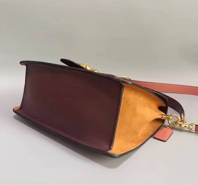 OUTLET 】COACH Tabby Shoulder Bag พร้อมส่งที่ไทย A modern take on an archival 1970s Coach design, our structured Tabby shoulder bag is crafted in polished pebble leather. Finished with our Signature hardware for an iconic touch, the versatile silhouette fe