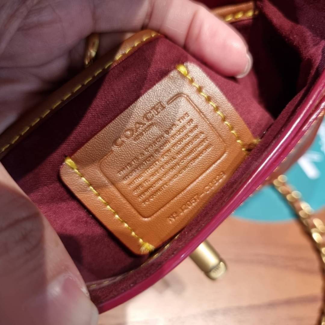 COACH C2462 MADISON SHOULDER BAG 16 IN SIGNATURE CANVAS WITH RIVETS กระเป๋าสะพายข้าง ไซส์กะทัดรัด พกพาง่าย น้ำหนักเบา ดีไซน์สวย โดดเด่นด้วยตัวล็อครูปดอกไม้ สีสันตกแต่งตัดกันกับลายซีอย่างลงตัว วัสดุหนังแคนวาสเคลือบลาย ภายในแบ่งสัดส่วนให้อย่างดี มาพร้อมสายส