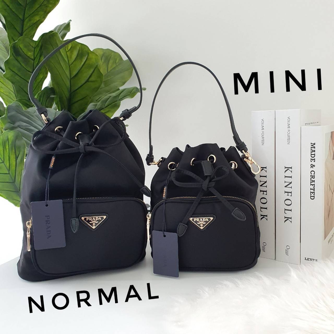 Medium ใครๆก็หลงรัก *ทรงขนมจีบ 🐰 งานพรีเมี่ยมกิ้ฟ จากเคาเตอร์ต่างประเทศ จากแบรนด์ PRADA ค่า เป็นกระเป๋าผ้า nylon silk เนื้อหนาซับในอย่างดี จุดเด่นคือ กระเป๋าสามารถ จุของได้เยอะมาก ด้านในมีช่องซิปพร้อมช่องใส่ของอีกหนึ่งช่อง น้ำหนักเบา ถือแล้วสวยมาก