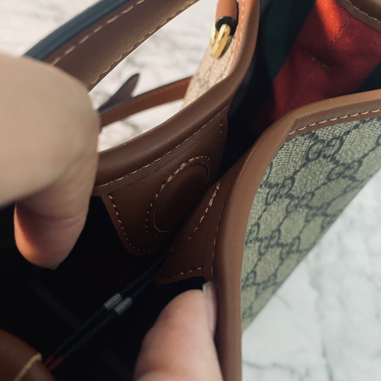 GUCCI GG Emblem mini bucket bag กระเป๋าทรงบัคเก็ตวินเทจรูปทรงใหม่ งานแบรนด์หรู รุ่นนี้ทำออกมาตอบโจทย์ความฮิตมีห่วงอยู่ด้านหน้า สำหรับห้อยตุ๊กตา พวงกุญแจ หรือจะผูกโบว์สวยๆก็เลิศ ดีไซส์สวยใช้งานง่าย ภายในโล่งกว้าง จุของได้เยอะ ถือหรือสะพายก็สวย Must Have!! 