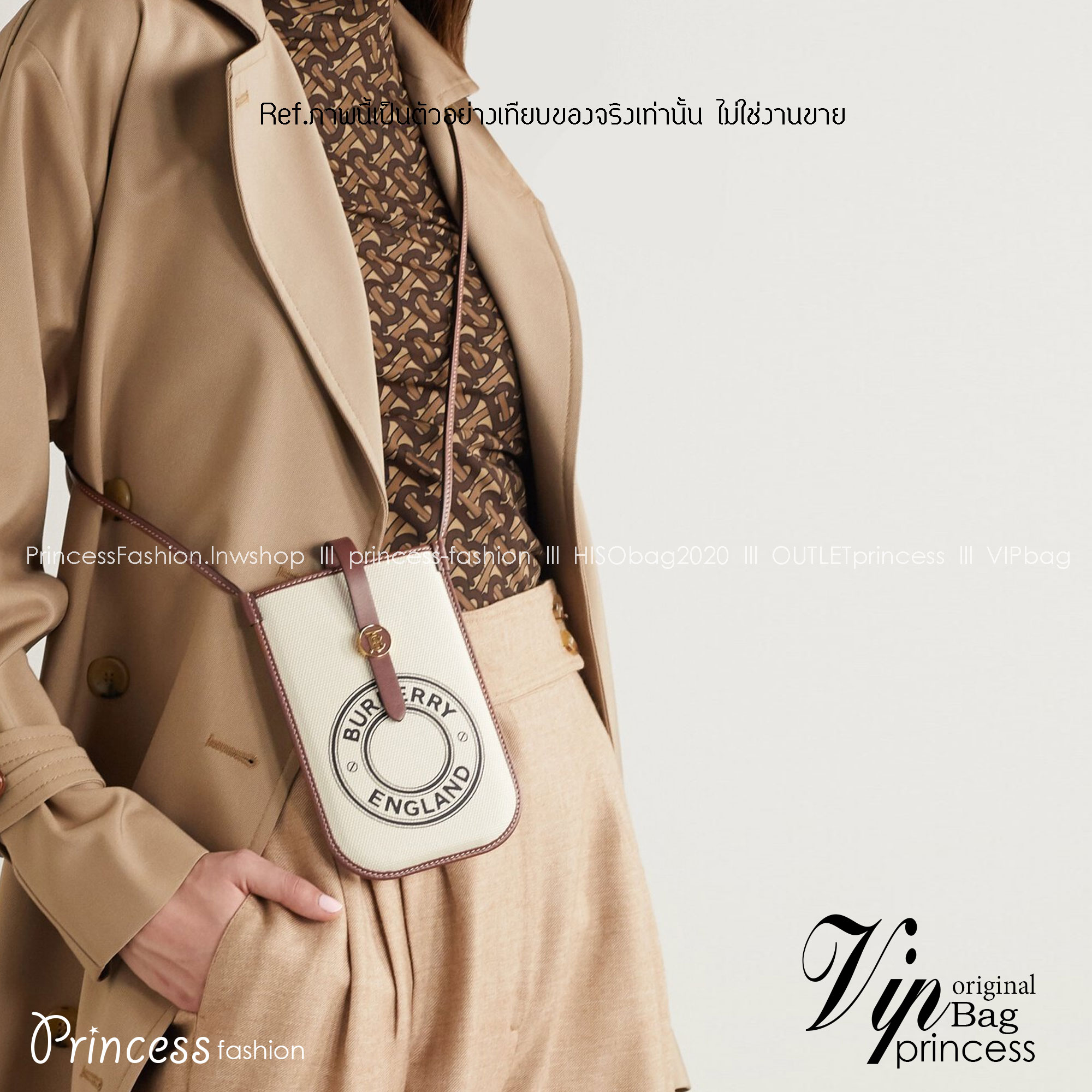 Burberry Phone Case Anne Logo Graphic Print / BURBERRY FRAGRANCES CROSSBODY BAG กระเป๋าใส่โทรศัพท์ ใช้ได้ทั้งชายหญิง งานผ้าแคนวาสอย่างดีตัดขอบหนัง มีช่องใส่บัตรด้านหลัง น่ารักตะมุตะมิ ใส่บัตรใส่ของจุกจิกใส่โทรศัพท์ได้ น่ารักไปอีกจ้า