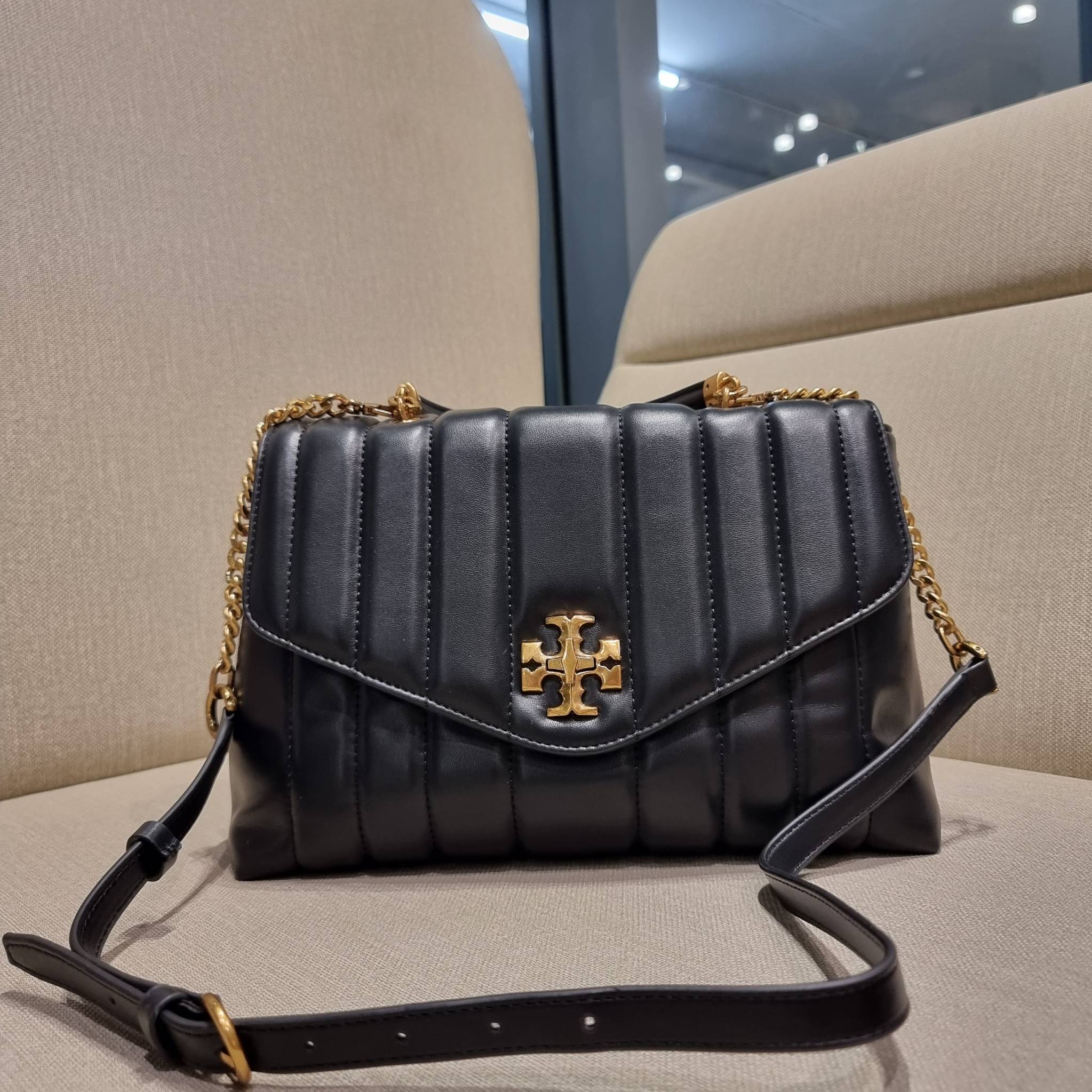 TORY BURCH KIRA QUILTED LARGE SATCHEL ใบใหญ่กับคอลที่ปังไม่ไหว พร้อมเสิร์ฟสีคลาสสิค กระเป๋าถือ/สะพาย ทรงสวย ดูแพง ดูหรู!! หนังแท้ ดีไซน์บุนวม เส้นคมสวย วัสดุหนังแกะ สัมผัสดีงาม นิ่มมือ เปิด-ปิดด้วยอะไหล่บิดล็อค ภายในเป็นช่องโล่ง มีช่องซิป ใส่ของได้แน่นๆ ม