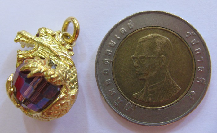 จี้มังกรถือลูกแก้วสีม่วงค่ะ