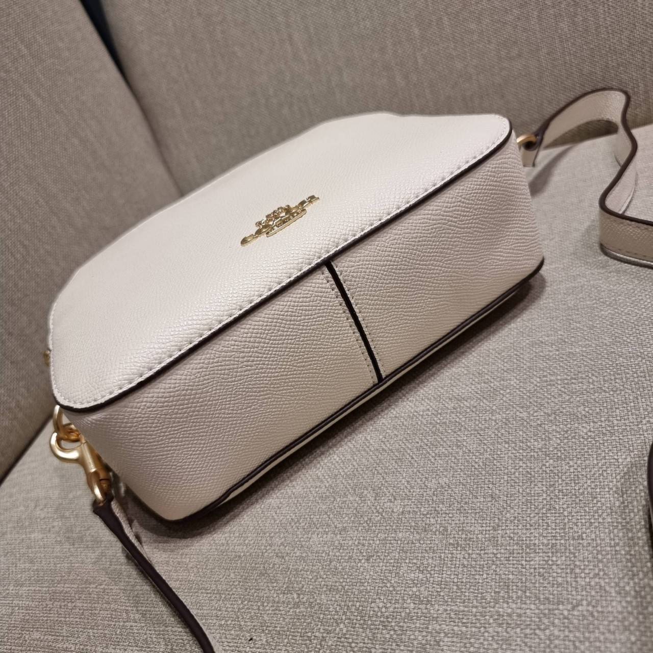 COACH 1589 SERENA SATCHEL กระเป๋าสะพายคอลเลคชั่นยอดฮิต ดีไซน์ลุคผู้ดี ต้องยกให้น้องใบนี้เลย!! จัดสีคุณหนูมาให้ สวยตาแตก!! วัสดุหนัง crossgrain ทนทาน เปิด-ปิดด้วยซิป 2 ช่องหลัก ภายในเป็นช่องโล่ง เก็บของได้แบบสบายๆ ใส่มือถือได้ทุกรุ่น สามารถหยิบไปแมทช์ได้ง่