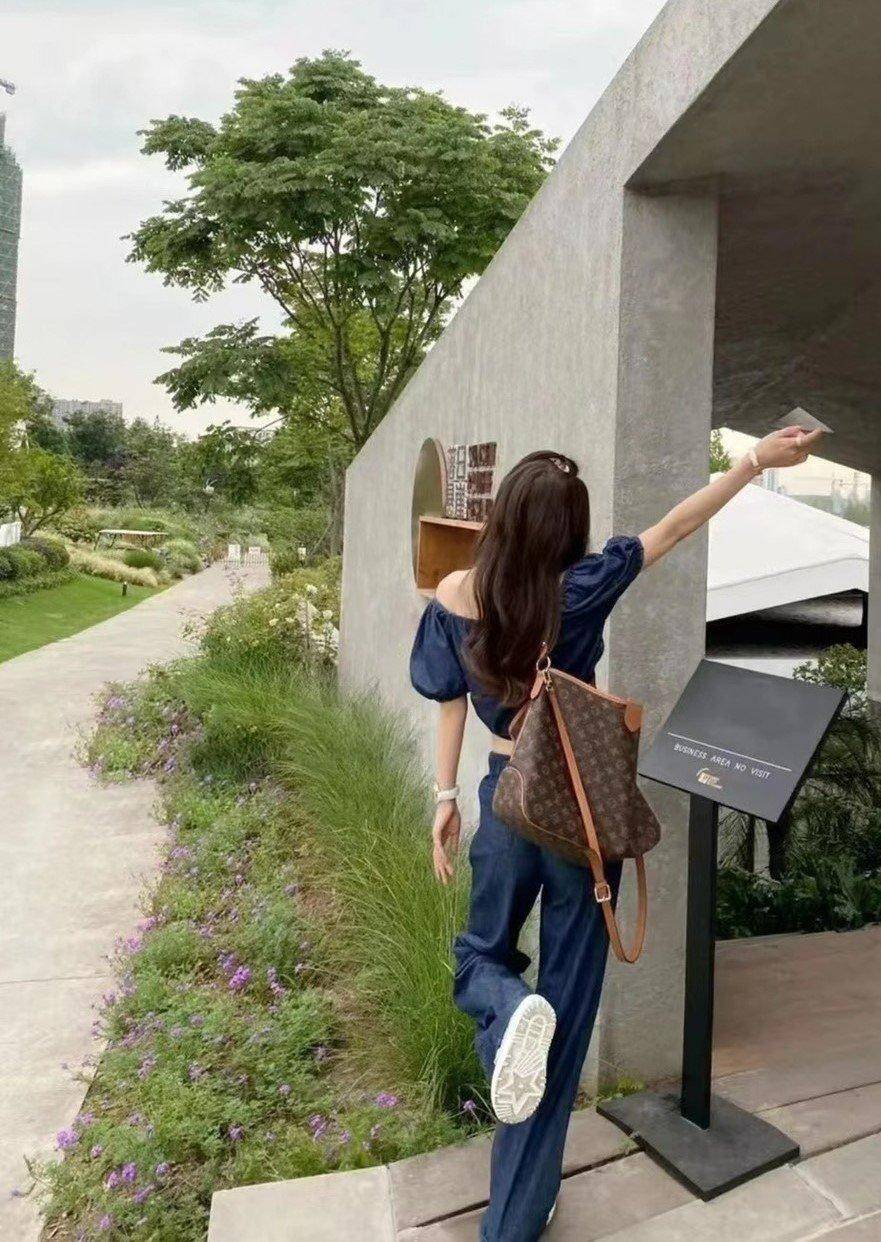 Louis Vuitton Monogram Delight Canvas กระเป๋าสะพายข้างทรงสูงใบใหญ่หนังแกะสังเคราะห์ หูหิ้วปั้มโลโก้ ด้านในมี1ช่องซิป 1ช่องใส่ของจุกจิ๊ก อะไหล่ทองหรูหรา มีสายยาว ถอดสายได้ ปรับระดับได้ จุของได้เยอะ หรูหรา สวยงาม เหมาะกับทุกโอกาศ ต้องมีติดตู้ห้ามพลาดเลยค่า