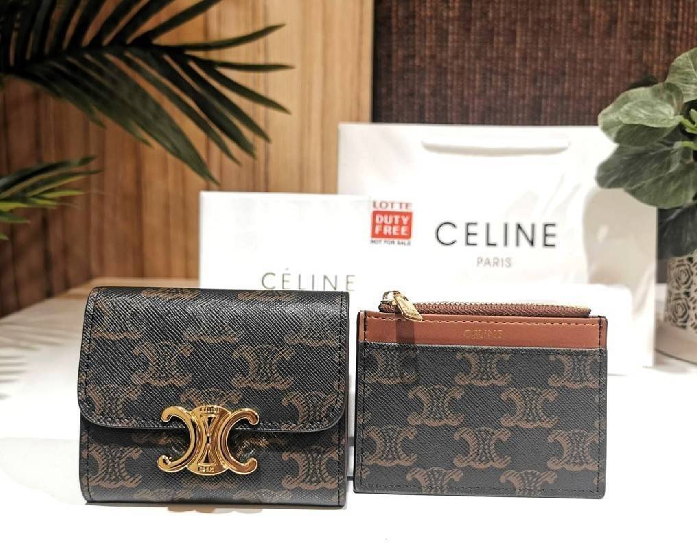 VIP 】CELINE SHORT WALLET VIP GIFT WITH PURCHASE GWP พรีเมี่ยมกิ๊ฟ Limited จาก CELINE HAUTE PARFUME DUTYFREE COUNTER วัสดุ Triomphe Canvas รุ่นใหม่เปิดปิดฝาพับกระดุม ภายในมีช่องแบ่งหลายช่อง ช่องใส่บัตรหลายช่อง ช่องใส่ธนบัตรใส่แบงก์พันได้เหมือนกระเป๋าสตางค์