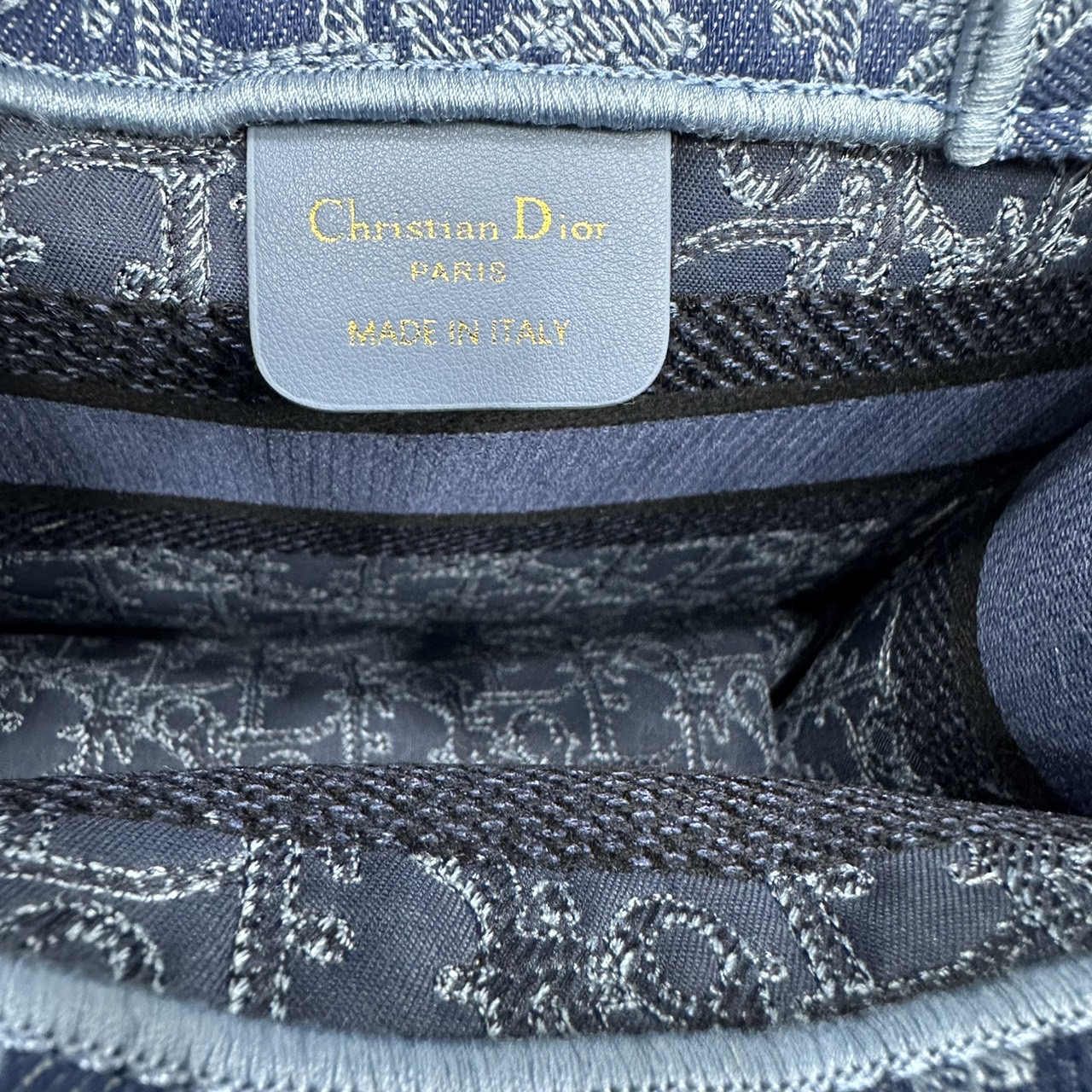 SMALL Dior Book Tote Bag Blue Denim Dior Oblique Jacquard กระเป๋าทรงโท้ท แก่นแท้ของความงามรูปลักษณ์ทันสมัย เดนิมหรูหรา