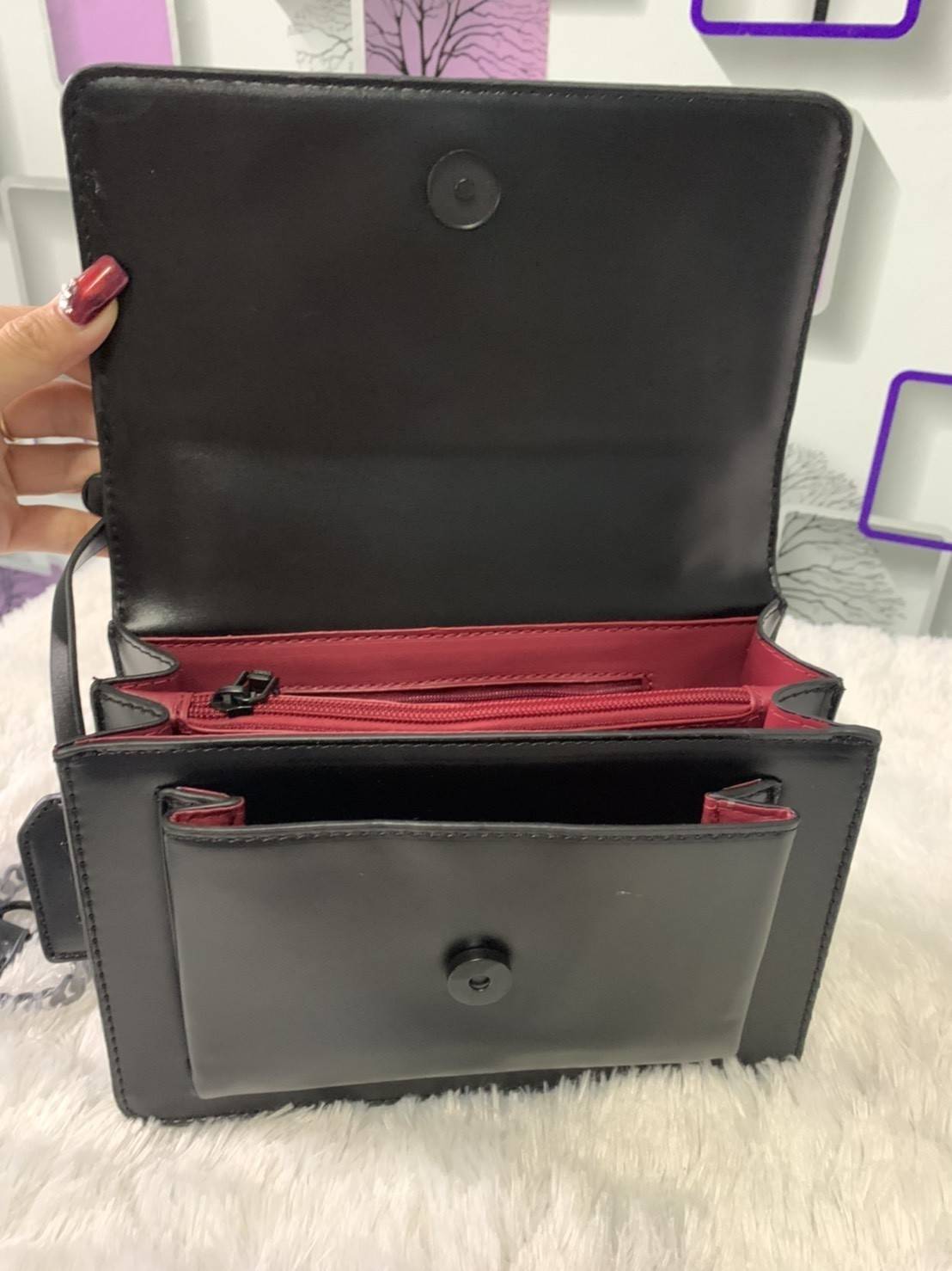 VIP 】YSL_SUNSET MEDIUM IN CROCODILE EMBOSSED SHINY LEATHER Bag VIP GIFT WITH PURCHASE (GWP) พรีเมี่ยมกิ้ฟ Limited Edition จาก YSL DUTY FREE COUNTER วัสดุหนังแกะสังเคราะห์ อะไหล่ดำทั้งใบ งานฮอตรุ่นฮิตที่กำลังมาแรง ตกแต่งป้ายห้อยเก๋ๆ ด้วยตัวอักษรแบรนด์ สายส