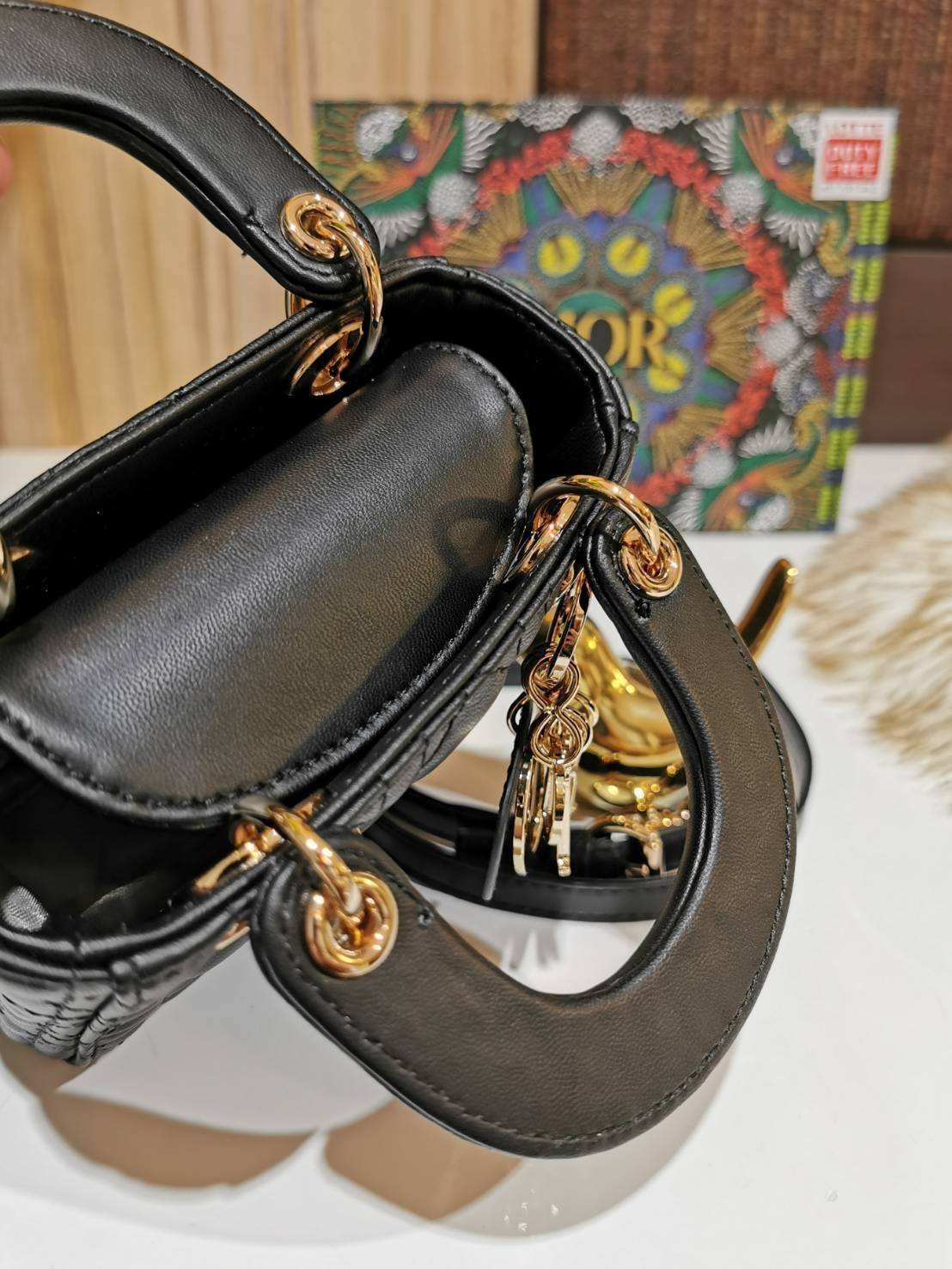 CHRISTIAN DIOR MINI BAG VIP GIFT WITH PURCHASE (GWP) พรีเมี่ยมกิ้ฟ Limited Edition จาก DIOR DUTYFREE COUNTER วัสดุหนังแท้ Calfskin ทรงเหลี่ยมหนังสวยหรูอยู่ทรงขึ้นลายเอกลักษณ์แบรนด์ ประดับTAGห้อยโลโก้แบรนด์อะไหล่ทองด้านหน้า เปิดปิดด้วยฝาปิด ภายในโล่งมีโลโก