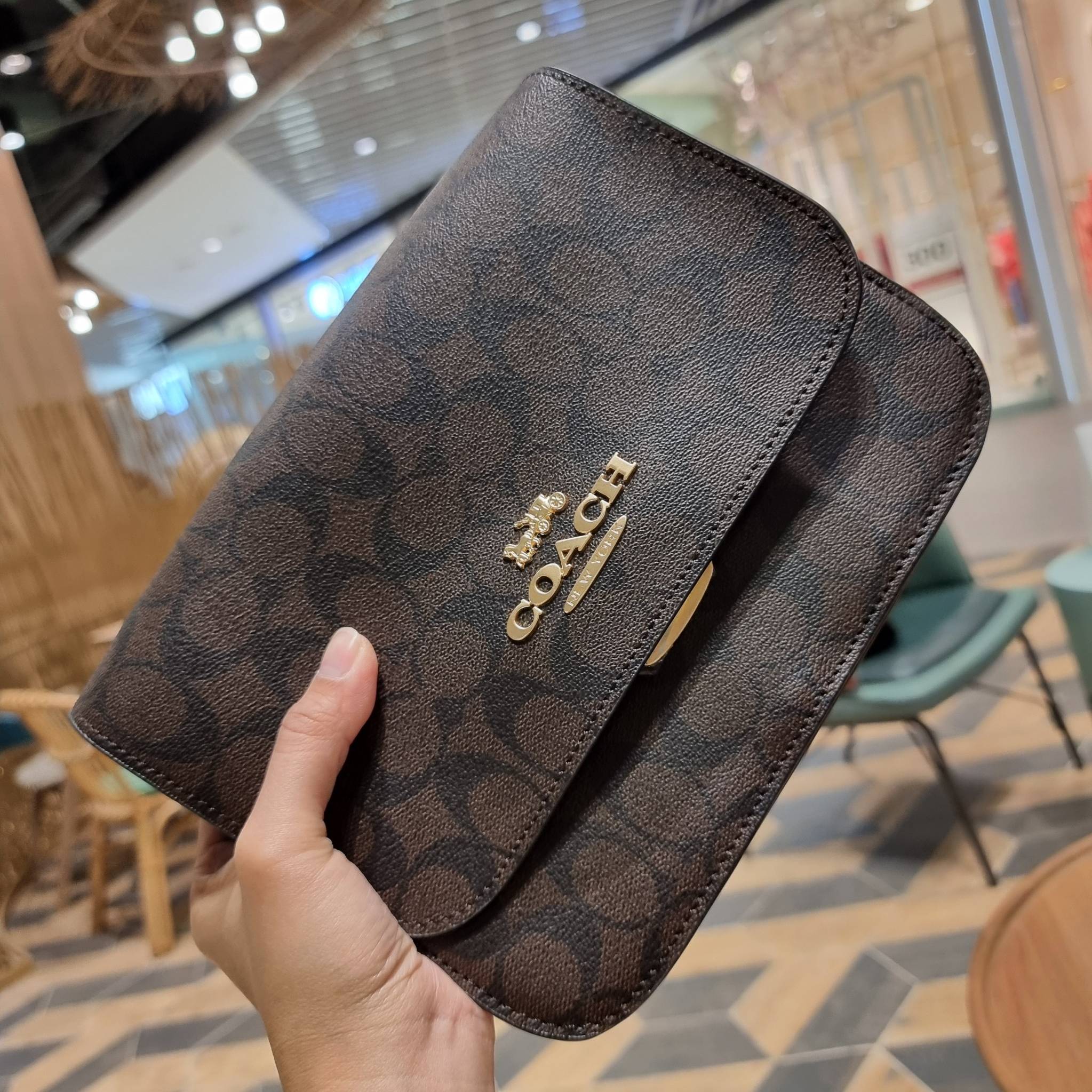 COACH C5633 BRYNN FLAP CROSSBODY IN SIGNATURE CANVAS แซ่บที่สุด ใหม่ที่สุด!! คอลเลคชั่นใหม่!! มองยังไงก็หลงรักละสายตาไม่ไหว กระเป๋าสะพายข้างลุคไฮน์ ที่ดีไซน์ออกมาได้ปัง และดูแพงมากๆ ด้วยดีเทลคลาสสิค รูปทรงใช้งานง่าย เรียบๆแต่มีดีเทล วัสดุหนังแคนวาสสลับหนั