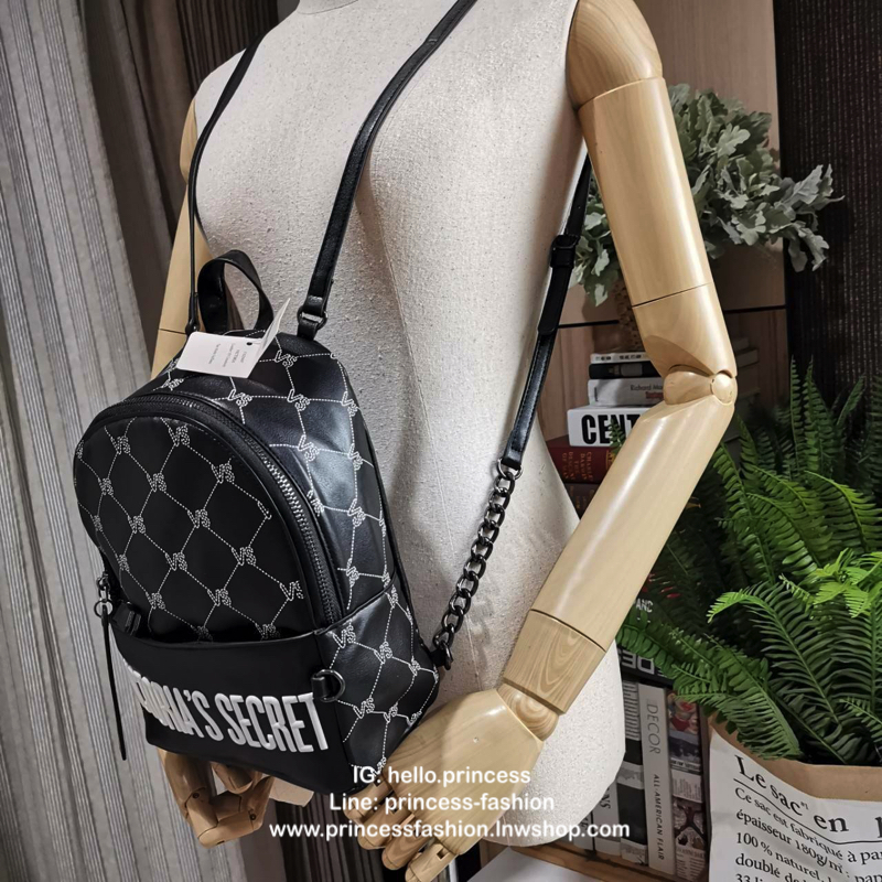 VICTORIA's SECRET MONOGRAM MINI CITY BACKPACK กระเป๋าเป้รุ่นใหม่ล่าสุดวัสดุหนังเรียบลาย Monogram ดีไซน์สวยดู Cool ขนาดมินิ น้ำหนักเบา เปิดปิดด้วยซิปสะดวกใช้ ด้านหน้ามีช่องซิป หูจับถนัดมือ สายสะพายปรับระดับได้ สวยน่าใช้มากๆค่ะ ไอเท็มใหมาชนช็อป! ราคาสุ