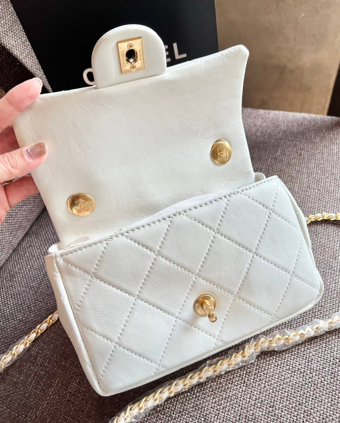 Chanel Small Flap Bag with Top Handle 8" /CHANEL CHAIN SHOULDER BAG กระเป๋าสะพายได้และหิ้วได้ หนังสวย เรียบ สัมผัสนุ่มมือ น่าใช้มากๆ