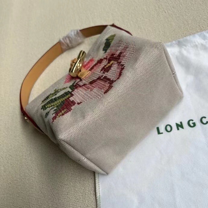 LONGCHAMP ROSEAU ESSENTIAL FLEURS Bucket bag S - กระเป๋าทรงถังขนาดเล็ก วัสดุผ้าฝ้าย ลายปักษ์ดอกกุหลาบ Roseau เป็นคอลเล็คชั่นที่สดใสและเรียบง่าย ซับในสีพื้น อะไหล่สีทอง น้ำหนักเบา จุของได้เยอะ มีสายสะพายไล่ ถอดสายได้ Crossbody ได้