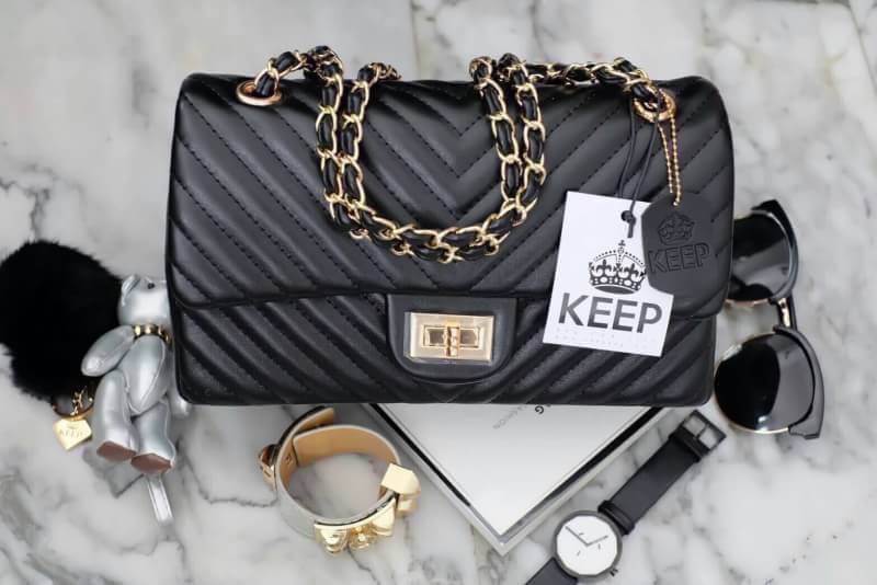 ทางร้าน ได้กระเป๋า จากแบรนด์ KEEP รุ่น KEEP shoulder chevron chain handbag สวย หรู มากๆ เลยน๊า กระเป๋าอยู่ทรง **หนังแกะนิ่มมากคะ สายโซ่สะพายสบายคะ สายปรับ สั้น ยาวได้คะ ภายในสีแดง มีช่องใส่ของจิกจิงหลายช่องแบ่งเก็บของเป็นสัดส่วนมากๆคะ **ใบจริงสวยมาก เข้าก