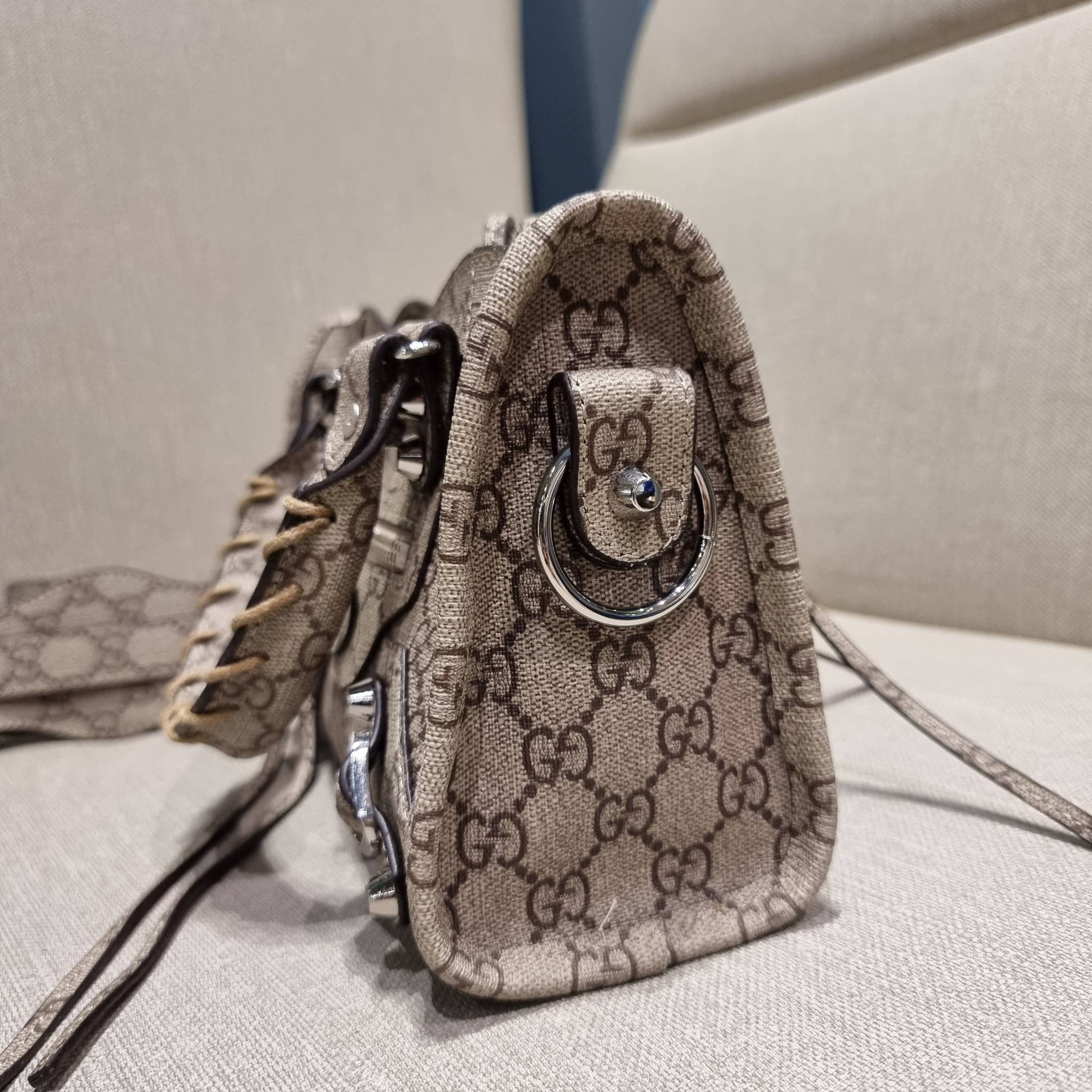 ไซส์ใหม่ กับรุ่นคอลแลบอีกหนึ่ง ที่ฮอตติดลมไม่เลิก!! Gucci×Balenciaga neo classic small bag กระเป๋าถือ/สะพายข้างที่โดดเด่นในสไตล์ที่ไม่ซ้ำ ไม่เกร่อ ดีไซน์มีกิมมิคและลูกเล่นแพรวพราว ทั้งหนังรูดซิป ทั้งหูจับ ทั้งความตกแต่ง มีดีเทลอัพราคาไปหมด วัสดุหนังแคนวาส