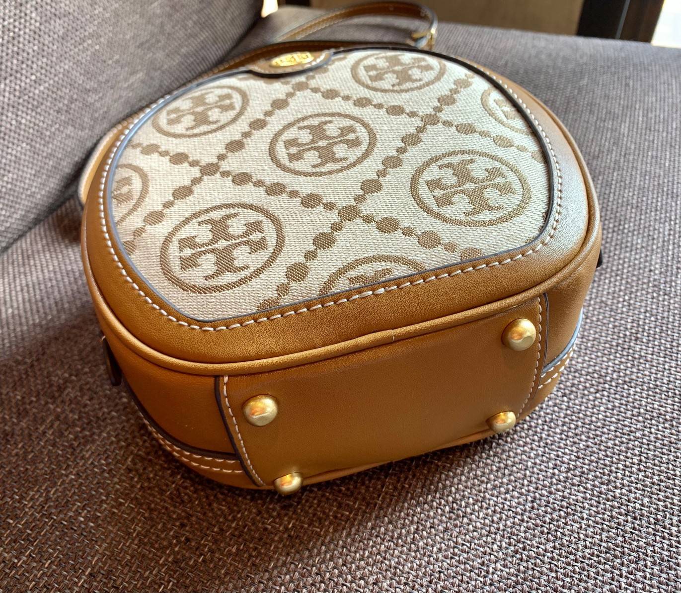 TORY BURCH T MONOGRAM JACQUARD CIRCLE BAG ((Large size)) พร้อมส่งที่ไทย สวยก่อนใครที่นี่! กระเป๋าจาก Tory burch รุ่นนี้มาในสไตล์ทรงวงกลม สุดคลาสสิค ดูคล่องตัวมากขึ้น วัสดุJacquardทอลายแบรนด์+ขอบหนังแท้ ได้ลงตัวสวยงามอยู่เหมือนเดิมค่ะ