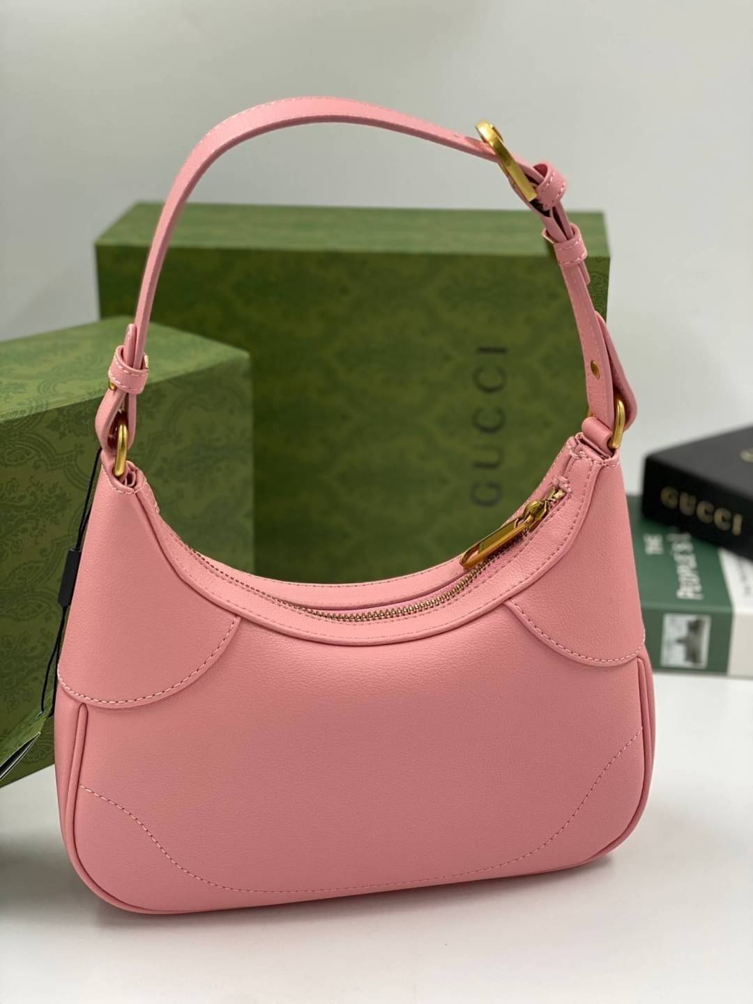 GUCCI Aphrodite small shoulder bag กระเป๋าสะพายทรงคลาสสิค ดีไซน์ย้อนยุคผสานความโมเดิร์นด้วยรูปทรงพอช ที่ใช้งานได้ทุกสไตล์ วัสดุหนังแคนวาส ทนทาน ภายในกระเป๋าเป็นช่องโล่ง