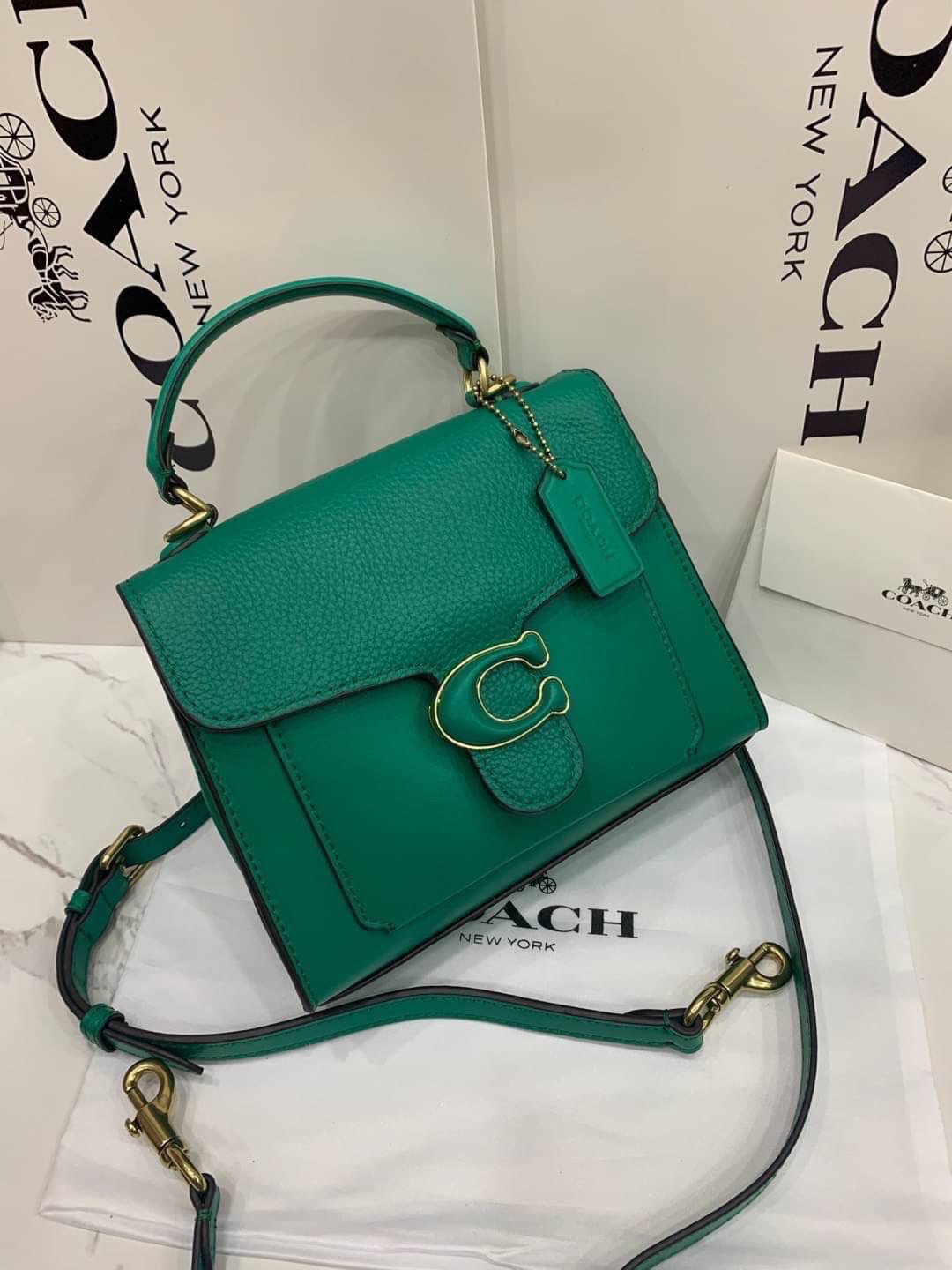 COACH TABBY TOP HANDLE 20 พร้อมส่งที่ไทยค่ะ! กระเป๋าหิ้ว//สะพายข้างได้ หนังแท้อย่างดี กหนึ่งใบทำหนังสองลายได้อย่างสวยงาม พร้อมโลโก้รุ่นใหม่ล่าสุดดูดีมากๆค่ะ เปิดปิดกระเป๋าแบบกดล็อค ภายในมีช่องหลักสองช่อง ใส่มือถือได้ทุกรุ่น;กระเป๋าเงินใบกลางได้;ของจำเป็นจ