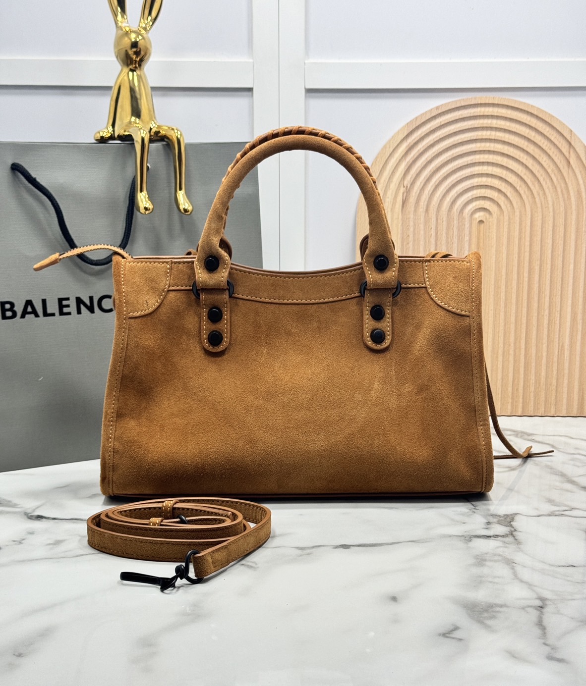 ORI หนังแท้ | Balenciaga Le City suede bag 30cm กระเป๋าถือ/สะพายข้างดีไซน์โดดเด่นสวยเท่ล้ำสมัย ใหม่ล่าสุดงานหนังกลับที่สุดแห่งความไอคอนิกไม่เหมือนใคร มีกิมมิคและลูกเล่นแพรวพราว