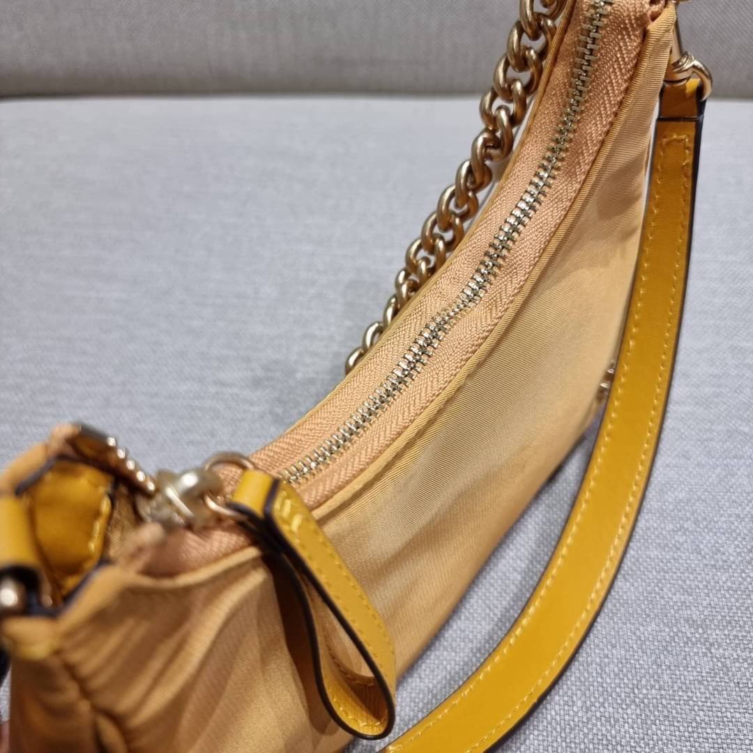 TORY BURCH MERCER NYLON SMALL SHOULDER BAG ใหม่ก่อนใคร!! กับคอลหวานๆ สดใสๆ กระเป๋าสะพายทรงโฮโบ ขนาดกะทัดรัด ฟังก์ชั่นการใช้งานจัดแบบเต็มที่ ด้วยสายสะพายถึง 3 เส้น สายโซ่คล้องแขน สายหนังแบบสั้นคล้องไหล่ และสายสปอร์ตเส้นใหญ่ ดูดี!! คุ่มแค่ไหนคิดดู!! วัสดุผ้