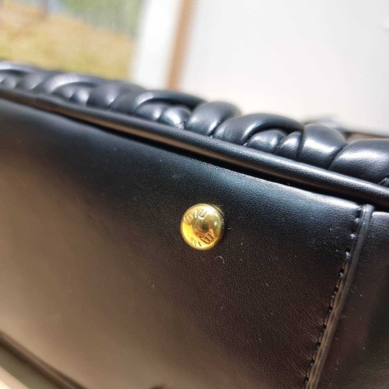 MIU MIU ARCADIE METELASSE LEATHER BAG กระเป๋าถือ/สะพายสุดชิค ที่ไม่มีตอนนี้คือพลาด ดีไซน์เพิ่มดีเทล ด้วยการเดินด้ายเป็นเอกลักษณ์ สวยดูแพง หูจับในตัวง่ายและสะดวกพกพา