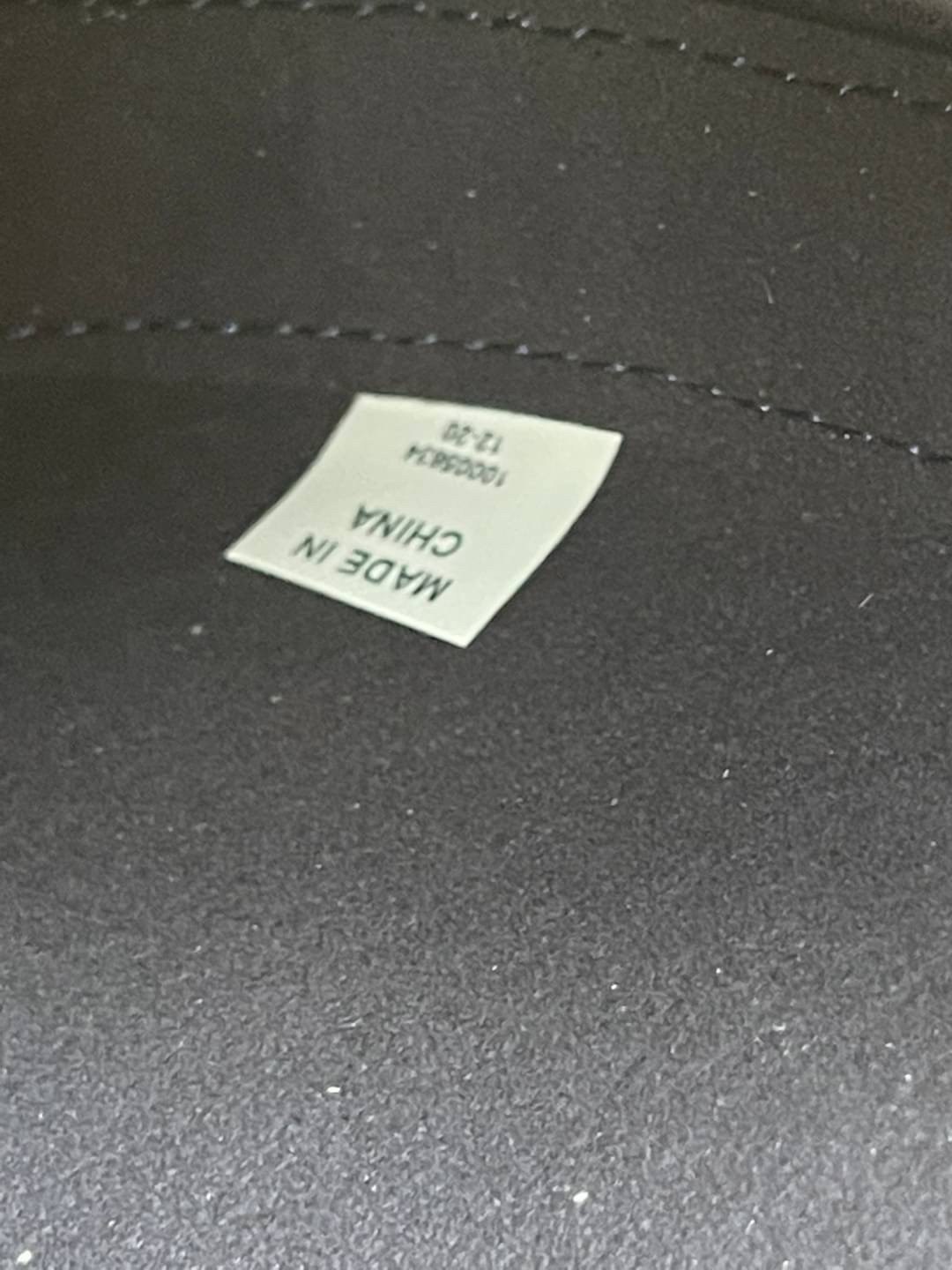 ของแท้ 💯% Tory Burch T monogram jacquard Mini Hobo Bag กระเป๋าลวดลาย T Monogram ใบนี้มาในรูปแบบกระเป๋าทรง Hobo Bag มีความแตกต่างจากกระเป๋าทรงอื่นๆ