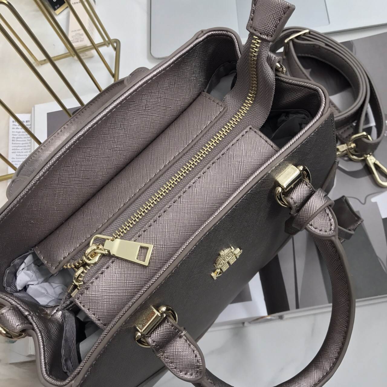 รุ่นขายดีที่สุด 👍 จากแบรนด์ KEEP รุ่น Elegance รอบนี้เข้ามา 2 size ให้เลือกเลยค่า **จุดเด่นที่ >หนังคุณภาพ ลายหนัง saffiano > ถือสะพายเข้าง่ายกับทุกชุด >ทรงสวยมากคะ ขนากกระเป๋ากำลังดีคะ ใส่ กปต ยาว มือถือได้ทุกรุ่น > มีช่องย่อยแบ่งเก็บ