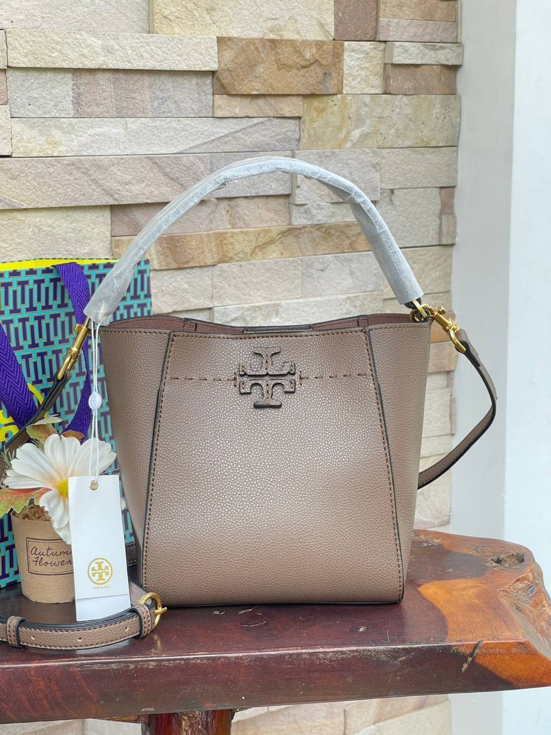 TORY BURCH McGraw Small Bucket Bag ดีไซน์ทรงตะกร้าแสนน่ารัก ดีเทลสะดุดตา รูปทรงจดจำง่าย สาว ๆ คนไหนที่เบื่อกระเป๋าถือทรงเดิม ๆ ลองมาดู Collection นี้กันดีกว่าค่ะ