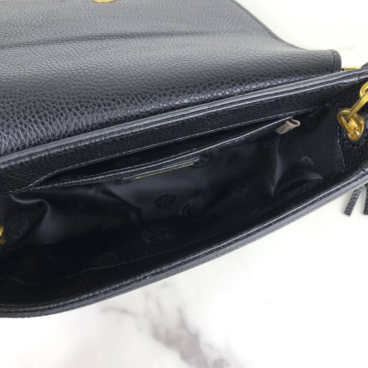 TORY BURCH shoulder bag พร้อมส่งที่ไทย กระเป๋าสะพาย TORY BURCH เปิด - ปิดกระเป๋าด้วยกระดุมแม่เหล็ก ด้านในโล่ง มีช่องเล็ก 1 ช่อง สายสะพาย สามารถปรับได้ 4 ระดับค่ะ