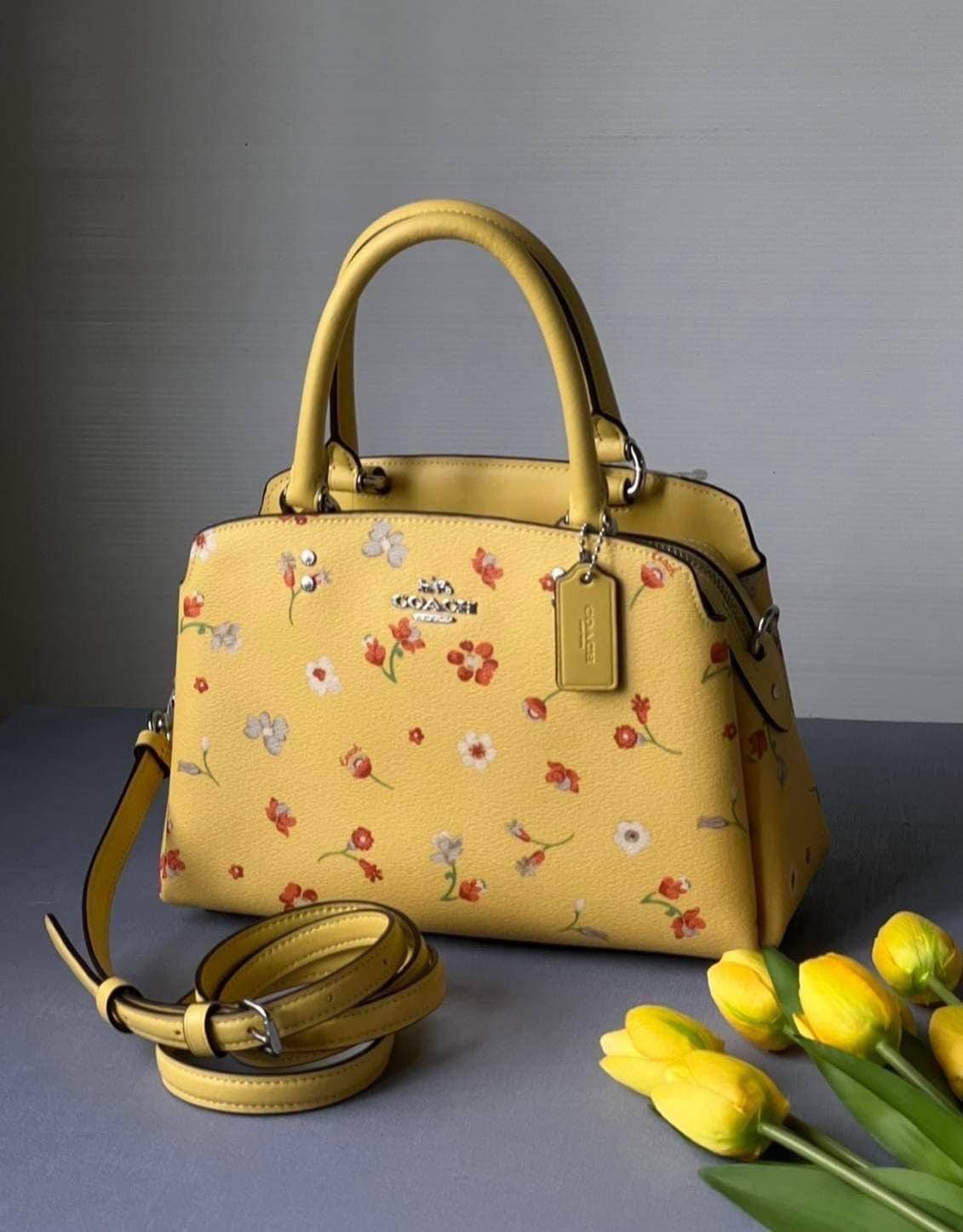 COACH C8216 MINI LILLIE CARRYALL WITH MYSTICAL FLORAL PRINT สีใหม่ล่าสุด กับรุ่นที่สุดของความขายดี คอลยอดฮิตในลวดลายสุดชิค กระเป๋าสะพายทรงสวย ที่ดีไซน์ออกมาให้ใช้งานง่าย สะดวก สวย หรู ดูดี!! วัสดุหนังแคนวาสเคลือบลาย มาพร้อมสายสะพายข้างและหูจับในตัว ถอดออก