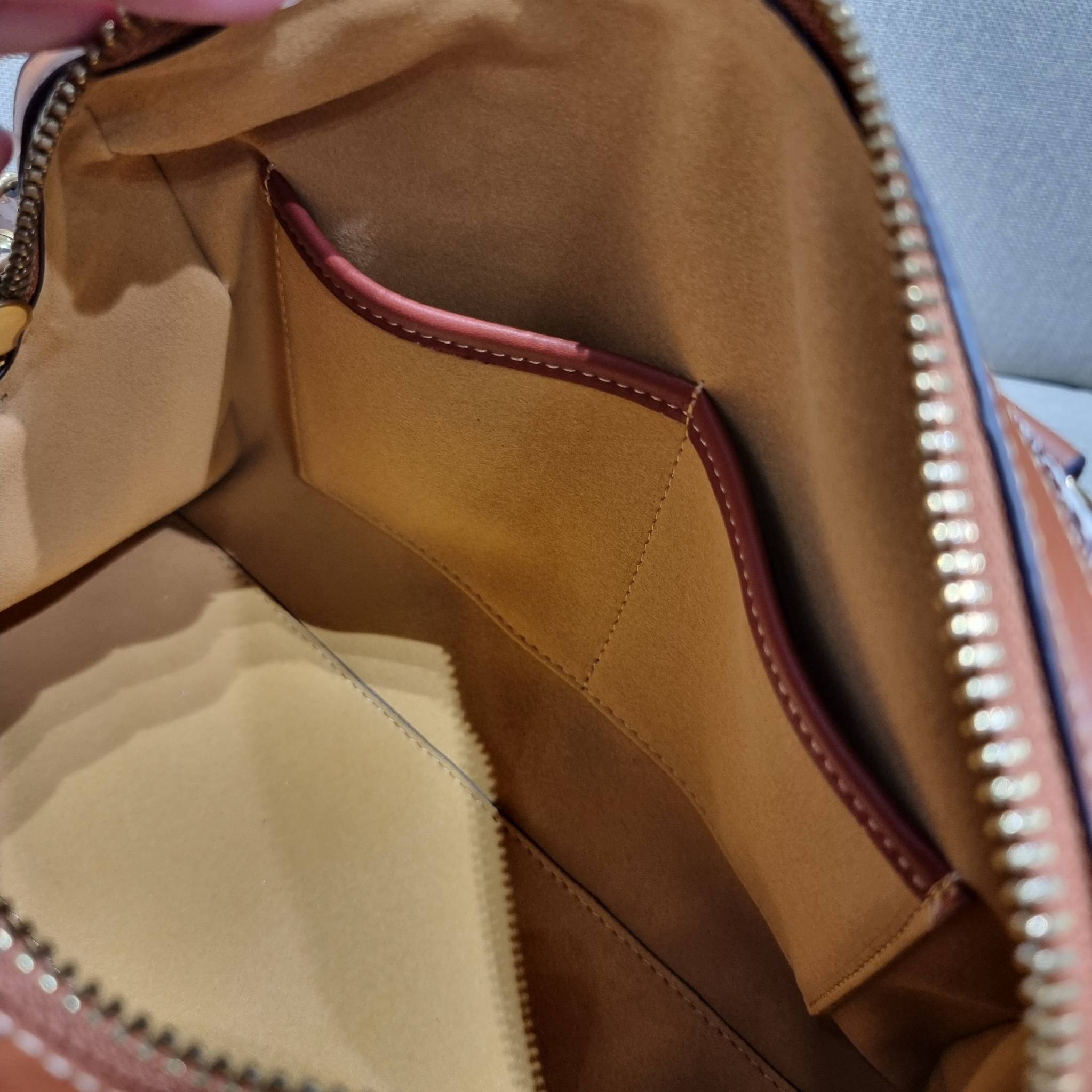 COACH C8529 RUBY SATCHEL 25 IN SIGNATURE TEXTILE JACQUARD ใหม่ก่อนใคร ไม่ต้องรอพรี! กับกระเป๋าทรงหมอนดีไซน์ใหม่ ใบใหญ่ แต่น้ำหนักเบา ด้วยวัสดุผ้า jacquard ถักทอลายซีเอกลักษณ์ ตัดสลับหนังแท้ เพิ่มดีเทลความหรู มาพร้อมหูจับในตัว และสายสะพายครอสสีเข้ากับตัวกร