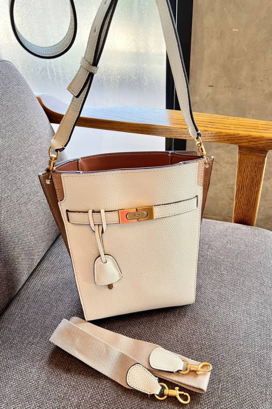 Large TORY BURCH LEE RADZIWILL PEBBIED BAG ((139014)) เป็นรุ่นที่สวย หรู น่าใช้มากๆค่ะ! ลุคหรูดูดีมากๆ กับกระเป๋าสะพายข้างจากTB ใบใหญ่