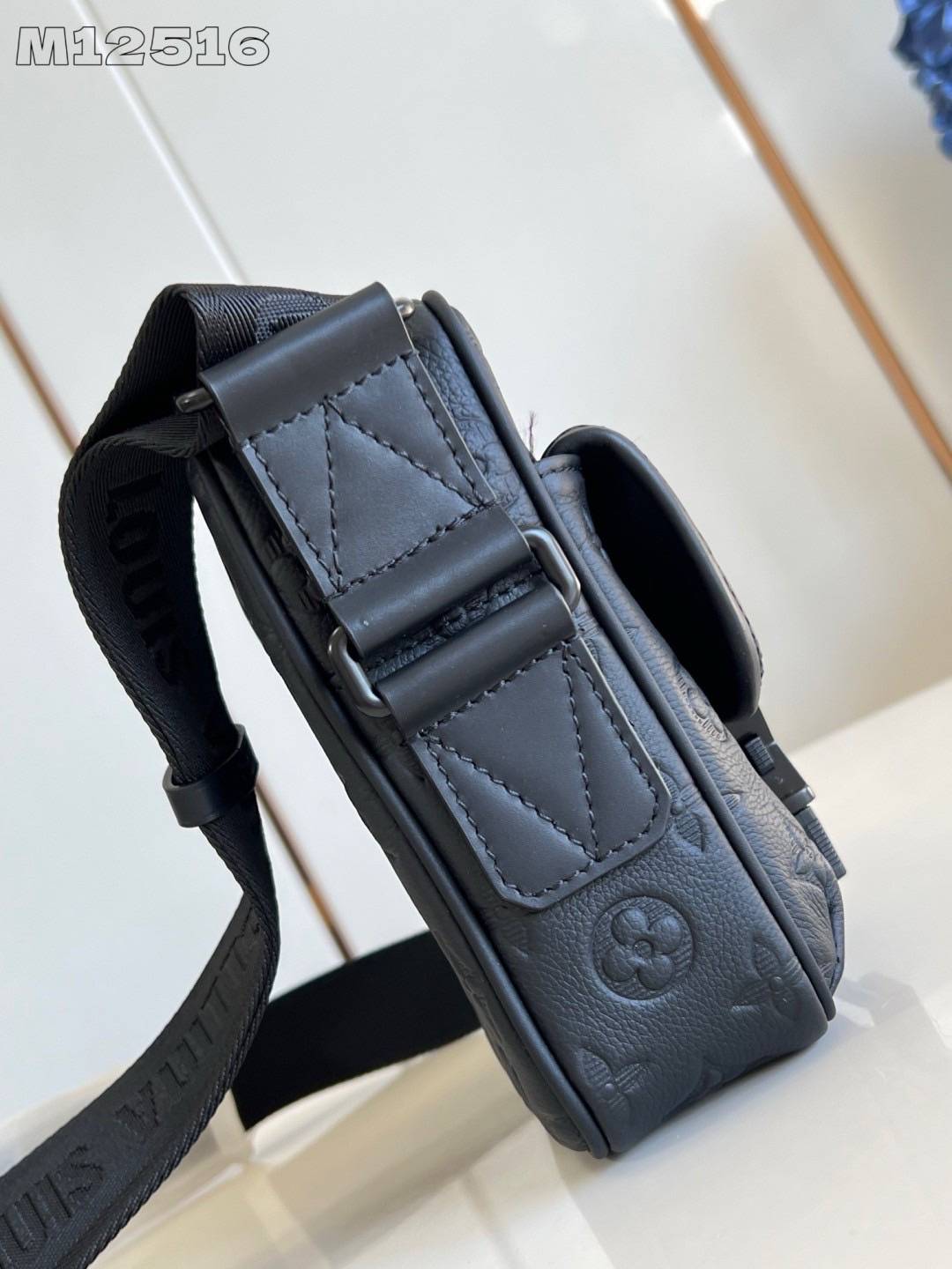 สลับแท้ LV Getaway Messenger Monogram Shadow Leather Bag กระเป๋าแมสเซนเจอร์ ขนาดกะทัดรัดเพรียวบางตอบโจทย์การใช้งาน โดดเด่นด้วยโลโก้ปั้มแบรนด์เต็มใบ