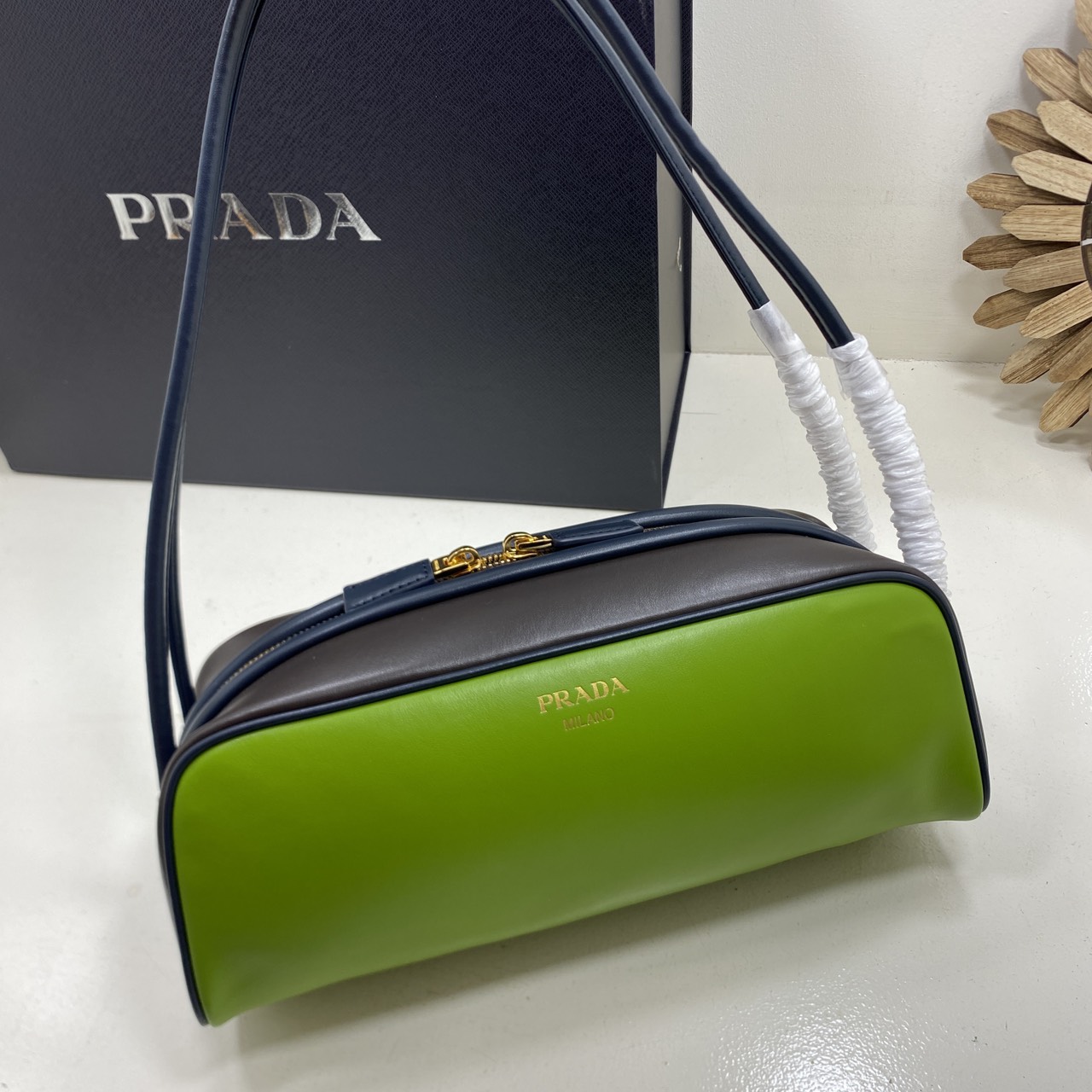 TOP ORI หนังแท้ | Prada Swing smooth leather shoulder bag / Prada Hobo Bag กระเป๋าสะพายสไตน์สปอร์ตเรียบหรูดีไซน์ใหม่เรียบง่าย หนังแท้เรียบสวยสัมผัสนุ่มละมุน โทนสีทูโทนแต่งแต้มสีสันให้โดดเด่น