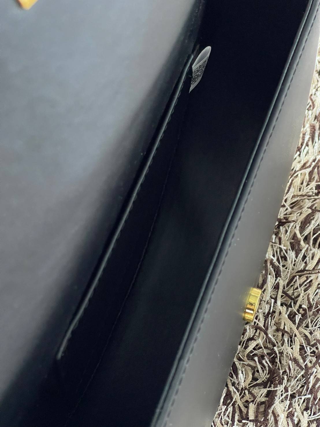 CELINE BESACE CUIR TRIOMPHE IN SMOOTH กระเป๋ารุ่นนี้นำเสนอในรูปทรงฮาล์ฟมูนที่ตอนนี้กำลังงมาแรง เปิดด้วยกระดุมแป๊กเพื่อเผยให้เห็นช่องภายในที่กว้างขวางและกระเป๋าด้านในแบบแบน คุณสมบัติที่โดดเด่นอีกอย่างของกระเป๋าอยู่ที่โลโก้ขนาดใหญ่ รูปทรงสะดุดตา สามารถสะพาย