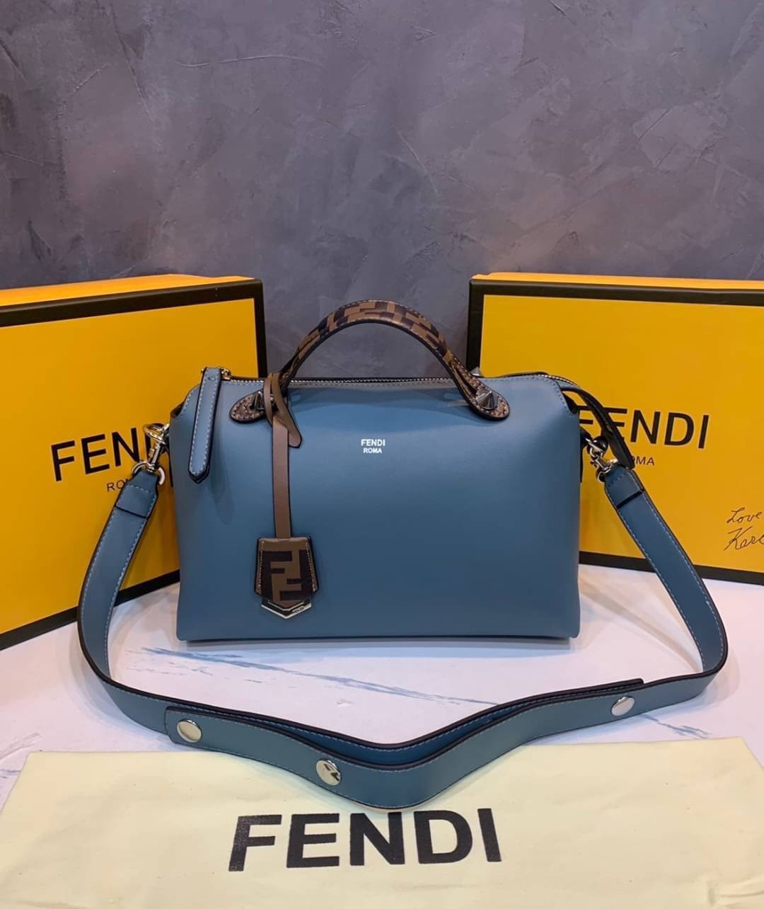 FENDI By The Way tote น้องงกลับมาแล้วว ใครรออยู่ห้ามพลาดจร้าา สวยๆอย่างนี้อดใจยังไงไหว!! กระเป๋ารุ่นที่ไม่ว่าจะใช้แบบหิ้วหรือสะพายข้างก็สวยทุกลุค แถมแมทกับชุดได้ง่าย เหมาะกับทุกๆวัน สินค้าพร้อมส่ง มีจำนวนจำกัด