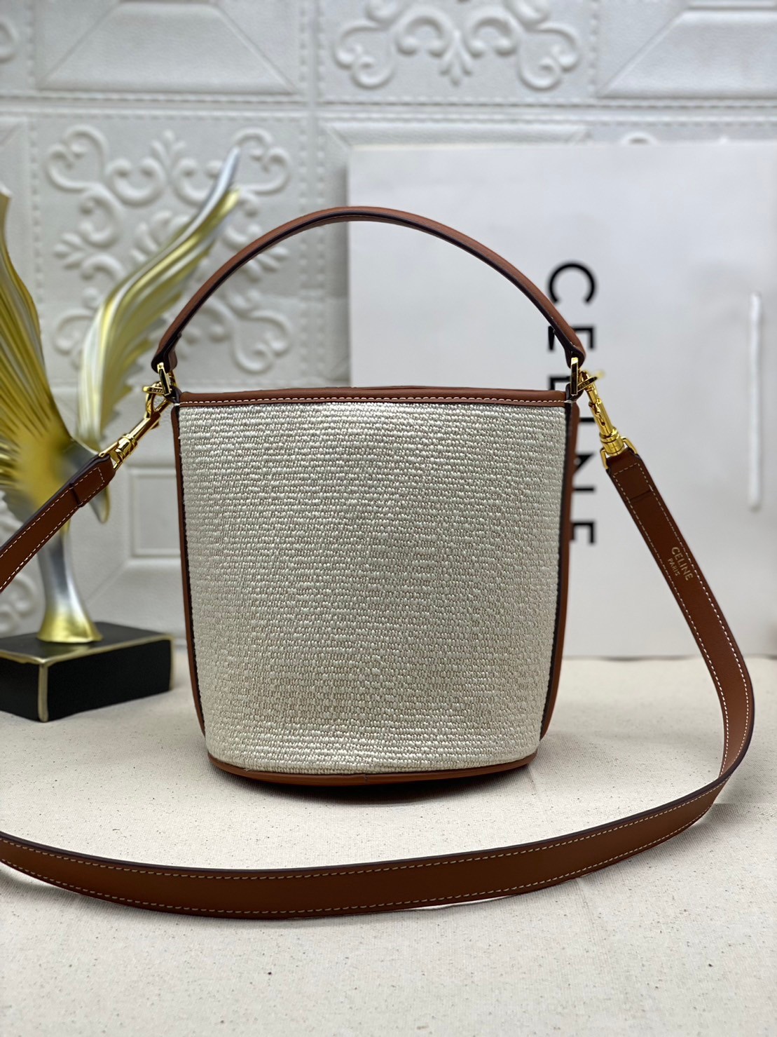 CELINE BUCKET 16 BAG วัสดุ Textile Canvas & CalfSkin ดีไซน์ทรง Bucket ขนาดเล็กน่ารักกำลังดี เนื้อหนาแข็งแรง ภายในกว้าง มาพร้อมหูหิ้วหนังและสายสะพายหนังยาวอะไหล่แบรนด์สีทองสุดหรู