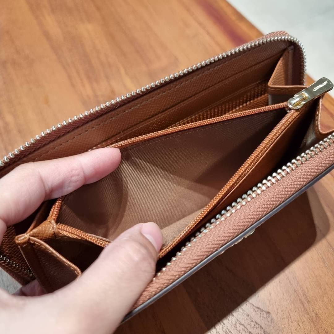 COACH ACCORDION ZIP WALLET IN SIGNATURE CANVAS WITH DAISY BUNDLE / MEADOW PRAIRIE / SPACED WILDFLOWER / DAISY BUNDLE PRINT C0033/F31778/69832 กระเป๋าสตางค์ใบยาว ลวดลายน่ารักน่าใช้มากๆ พื้นเป็นลายซีเอกลักษณ์ วัสดุหนังแคนวาสเคลือบลาย เปิด-ปิดด้วยซิปรอบ ใส่ม