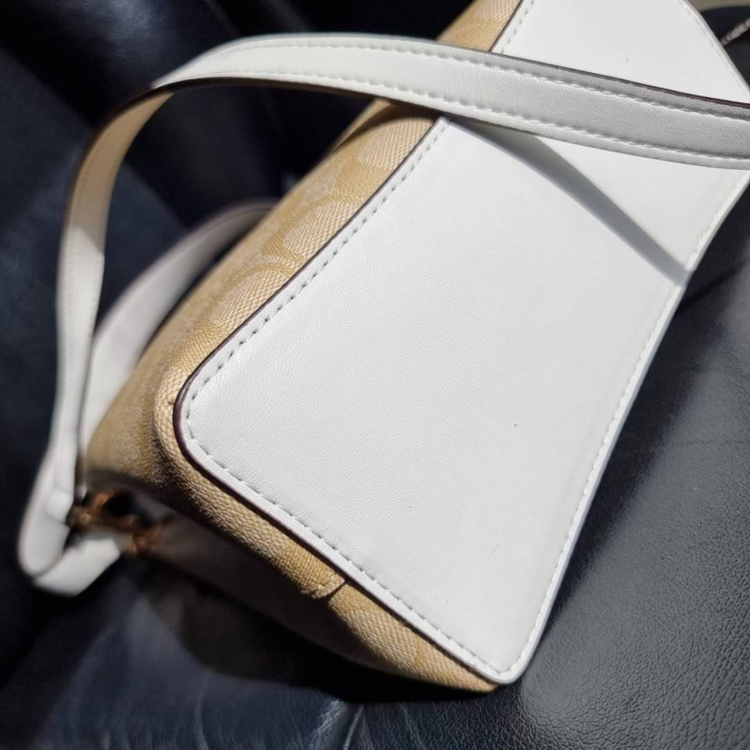 COACH 2312 SMALL TOWN BUCKET BAG IN SIGNATURE CANVAS รุ่นยอดนิยมใบเล็กมาครบสีแล้วจ้า กระเป๋าทรงบัคเก็ต สีผู้ดี๊ผู้ดี ตัวกระเป๋าดีไซน์คลาสสิคลายซี ดูโดดเด่น วัสดุหนังแคนวาสเคลือบลาย สวยคมทุกมุมจริงๆ!! เปิด-ปิดด้วยกระดุมแม่เหล็กทั้ง 2 ฝั่ง ภายในเป็นช่องโล่ง