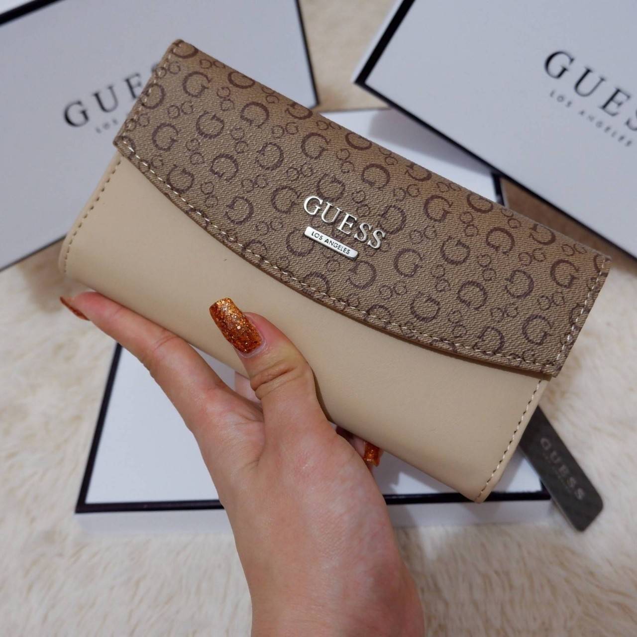 GUESS FACTORY WOMEN'S WALLET กระเป๋าสตางค์ใบยาว3พับดีไซน์สวยรุ่นใหม่ล่าสุดวัสดุหนังนิ่ม ปั๊มลายคมชัด ด้านหน้าประดับโลโก้แบรนด์สวย เปิดปิดด้วยฝาบนเปิด/ปิด ภายในมีทั้งช่องใส่รูป ช่องใส่ธนบัตร แบงก์พัน และช่องใส่บัตรหลายช่องแยกเป็นสัดส่วน ภาพถ่ายจากสินค