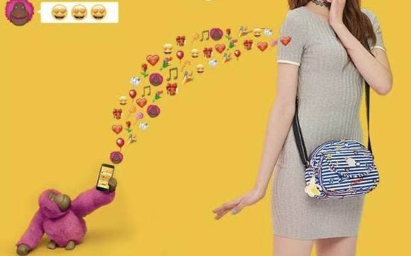 Kipling Emoji Shoulder Bag 2018 New arrival! กระเป๋าสะพายหรือ crossbody size mini วัสดุ nylon คุณภาพดี กันน้ำได้ระดับนึงค่ะ ดีไซน์รูป emoji น่ารักมากๆ ด้านหน้ามี 1 ช่องใส่ของ ช่องหลักเปิดปิดด้วยซิป ภายในโล่งใส่ของได้จุ มีช่องเล็ก และช่องซิปค่ะ ซับในลาย em