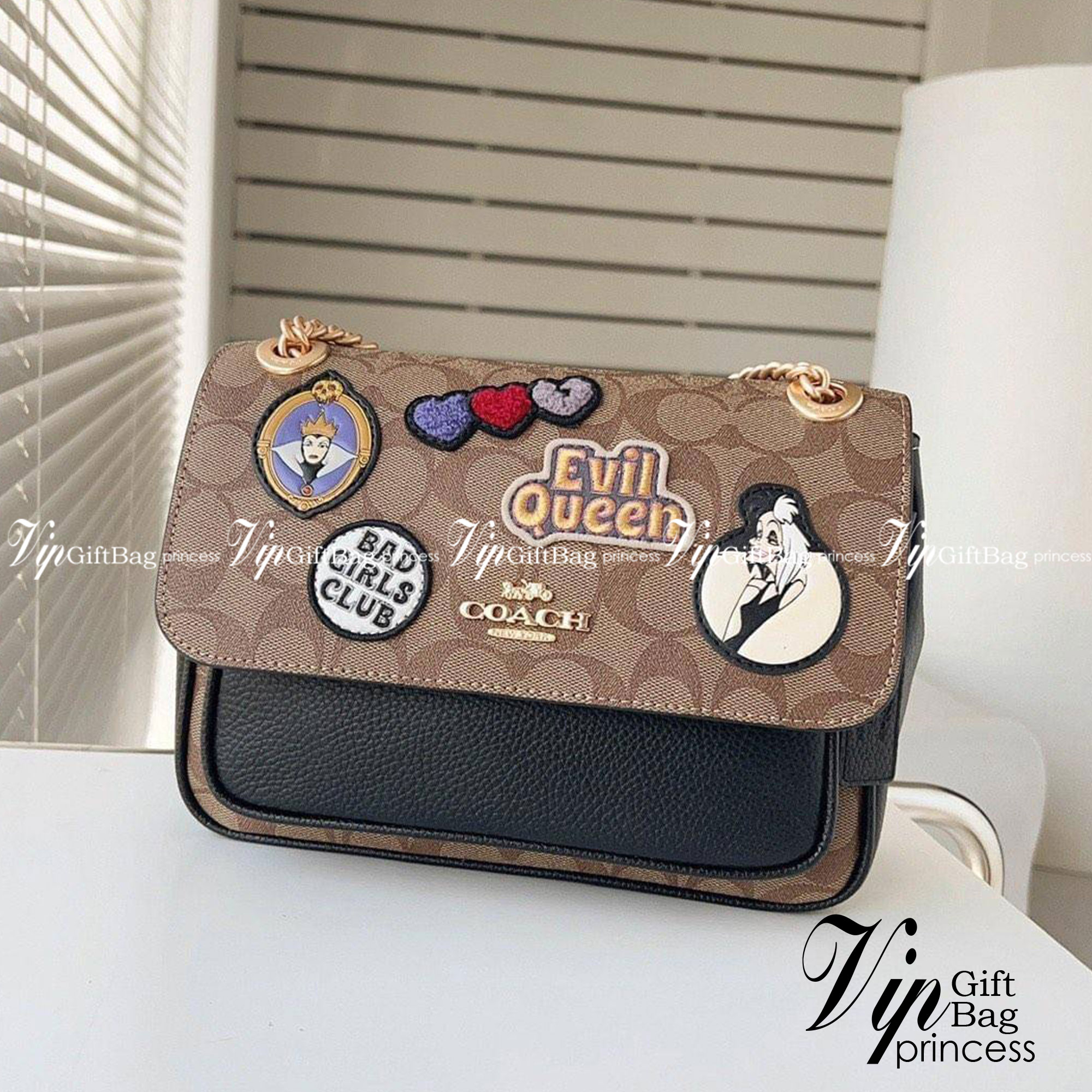 Coach Disney X Coach Klare Crossbody 25 In Signature Canvas With Patches((CC152)) พร้อมส่งก่อนใคร! เริ่ดๆ ชิคๆ กันก่อนค่ะ กับกระเป๋าสะพายแบบครอสบอดี้ร์หรือทบสายคู่ใช้งานแบบหิ้วหรือคล้องไหล่ได้ ✔️หนังแท้อย่างดีสวยมากๆค่ะ