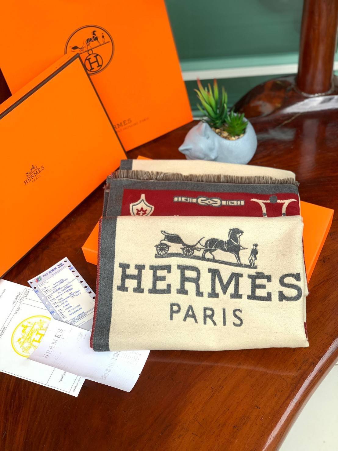 Hermes Paris Women’s Scarves Accessories Scarf ผ้าคลุมไหล่ผืนใหญ่ สวยหรูตาสแบบฉบับจากHermes ถักทอด้วยผ้าcashmere ผ้าเนื้อดี สัมผัสนุ่มมือ ทอลายในตัว สีสันและลายคมชัด ผืนใหญ่ ให้ความอบอุ่น มาเป็นเซ็ทของขวัญ เพื่อมอบเป็นของขวัญชิ้นดีแทนความรู้สึกดีๆให้กับที