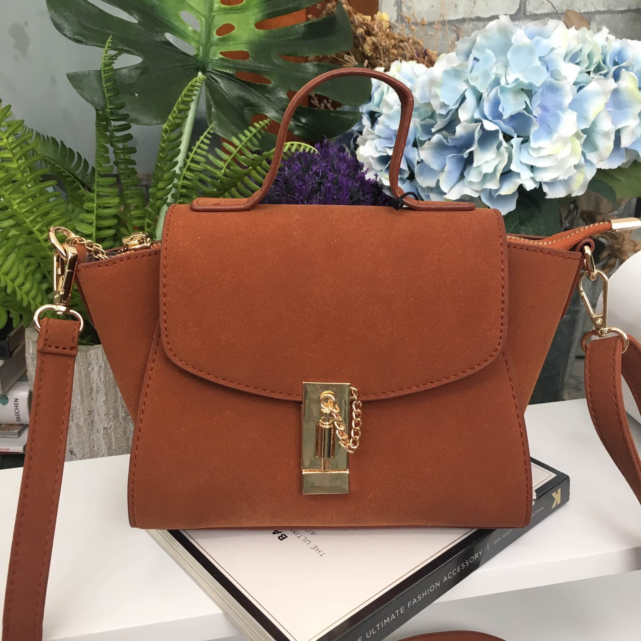 ทรงขายดี มาใหม่สวยหรูมากคะ 🌼 กระเป๋าถือ / สะพายจาก แบรนด์ KEEP รุ่น Amelia หนังกลับอย่างดี สวยคลาสสิคมากคะ #จุดเด่นใบนี้ - ขนาดกำลังดี ใส่มือถือ // กระเป๋าตังยาวได้คะ - ตัวล็อคด้านหน้าสวยหรู ปากกระเป๋ามีซิปปิดอีกที - ภายในมีผ้าซับในอย่างดี มีช่องใส