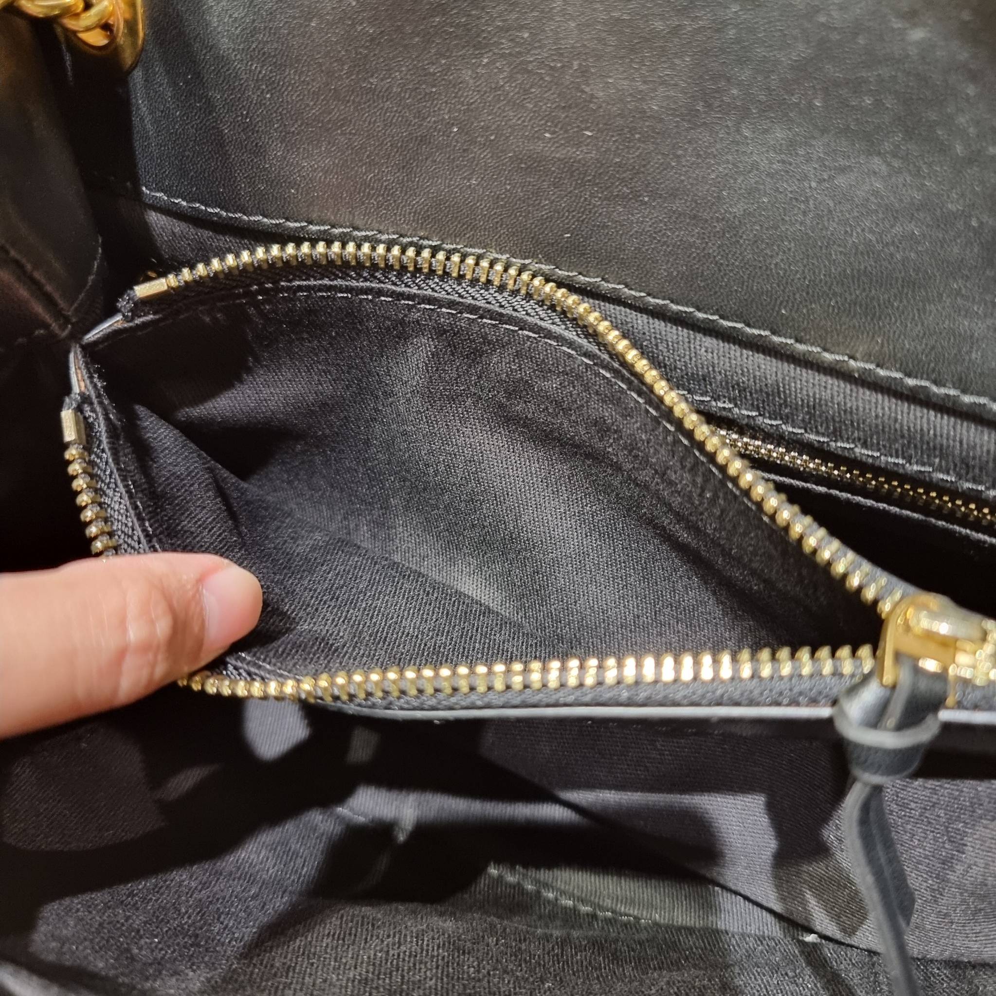 TORY BURCH FLEMING SOFT CONVERTIBLE SHOULDER BAG รุ่นหายากที่สาวๆตามหา มาพร้อมเสิร์ฟความสวยถึงบ้านไปเลยจ้า รอบนี้คัดสีสวยๆมาให้ได้ช้อปกันอย่างจุใจไปเลย กระเป๋าสะพายไหล่ หนังแท้นิ่มเต็มใบ สวยหรูดูแพง เปิด-ปิดด้วยตัวกดล็อคแน่นหนา สายสะพายในตัวปรับใช้ได้ 2 แ