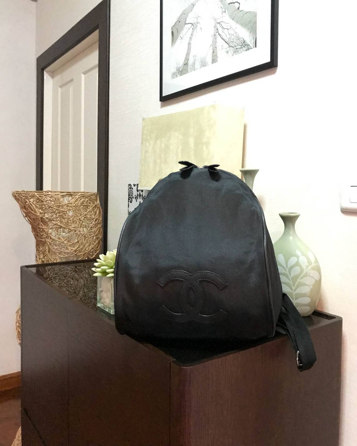 Chanel VIP Gift Backpack (พร้อมส่งโลโก้ขาว) สินค้าเป็นของแท้ ใหม่จากเค้าเตอร์เครื่องสำอาง/น้ำหอมแบรนด์ กระเป๋าเป้ของแท้จาก Chanel VIP Gift Bag วัสดุไนล่อน หัวซิปทำจากหนังปั้มชื่อแบรนด์ ด้านในเป็นช่องกว้าง และมีช่องซิปเล็ก ตัวสายสะพายด้านหลังเลื่อนปรับได้ค