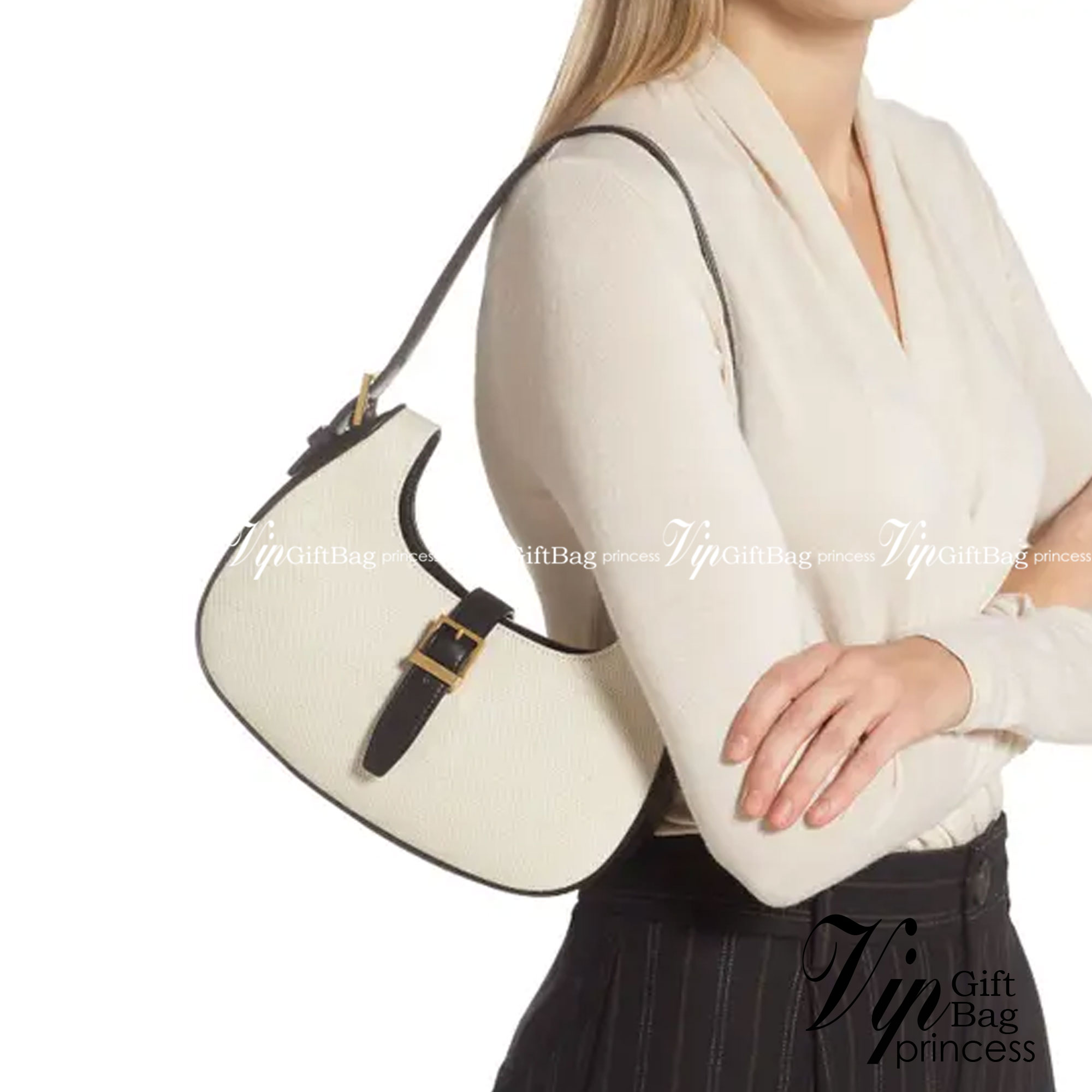 VIP 🥂 YSL HOBO LE FERMOIR / Yves Saint laurent le fermoir hobo bag in shiny leather กระเป๋าสะพายไหล่ ดีเทลหรู สวยครบทุกมุม ตอบโจทย์สาวๆทุกไลฟ์สไตล์ เพราะใช้งานได้ง่ายและสะดวก สัมผัสดีงามมากๆ น้ำหนักเบา ดูแพงที่สุด ปากกระเป๋ามีสายคาด กันของหล่นได้ร