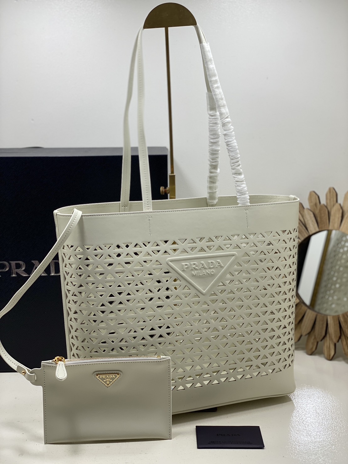 TOP ORI หนังแท้ | Prada Large perforated leather tote bag กระเป๋าทรงโท้ทใบใหญ่ ใจบางที่สุดกับคอลเลคชั่นนี้ ที่เพิ่มดีเทลความแพงด้วยการฉลุลวดลายรอบใบ ถักทอเป็นเส้นลายสานที่สวยงามมาก งานฝีมือจริงๆ